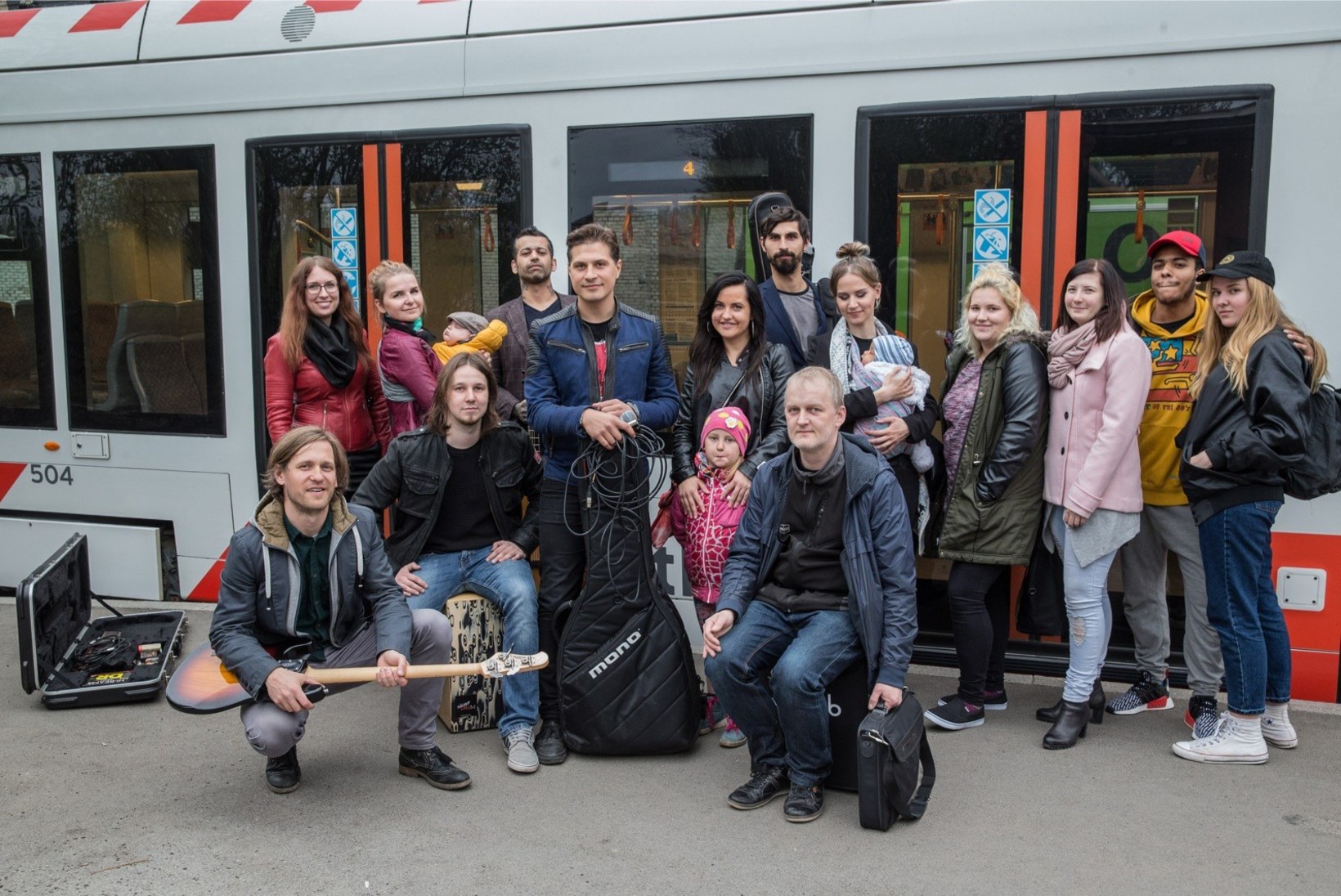 GALERII | Ikevald Rannap esitles trammis oma ballaadi
