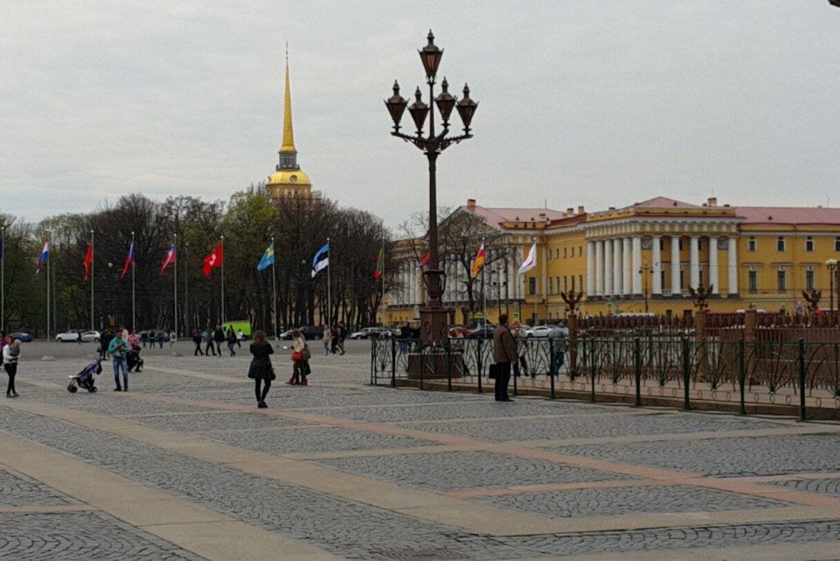 ÕHTULEHE FOTOD: Medvedevi suurfoorum pööras Eesti lippu mitu korda ümber