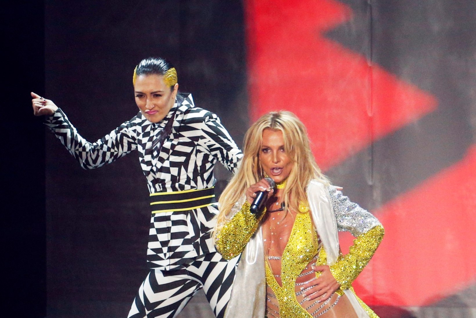 Britney eputab oma trimmis kehaga - aga kas selline riietus on ikka jõusaalis sünnis?!