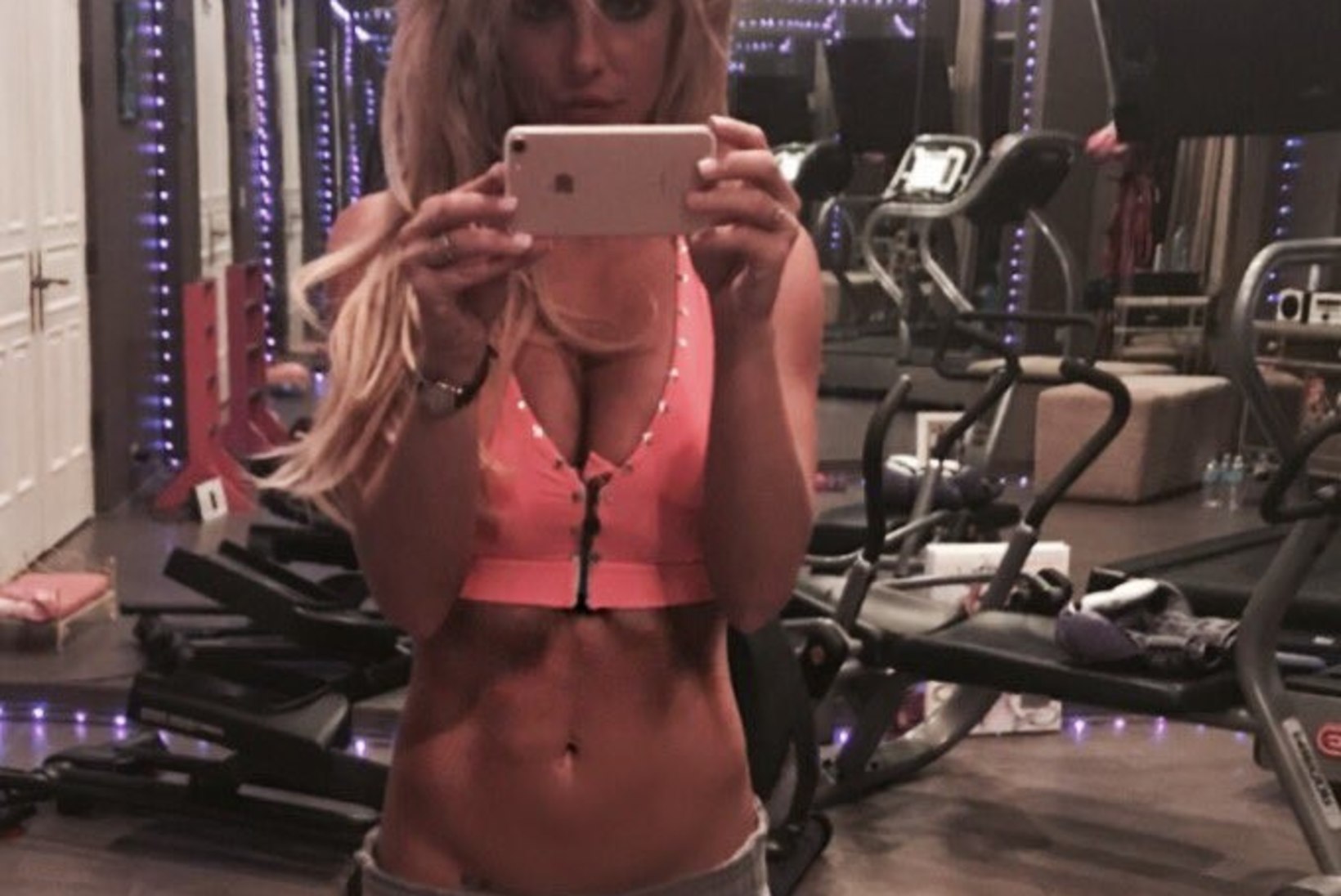 Britney eputab oma trimmis kehaga - aga kas selline riietus on ikka jõusaalis sünnis?!