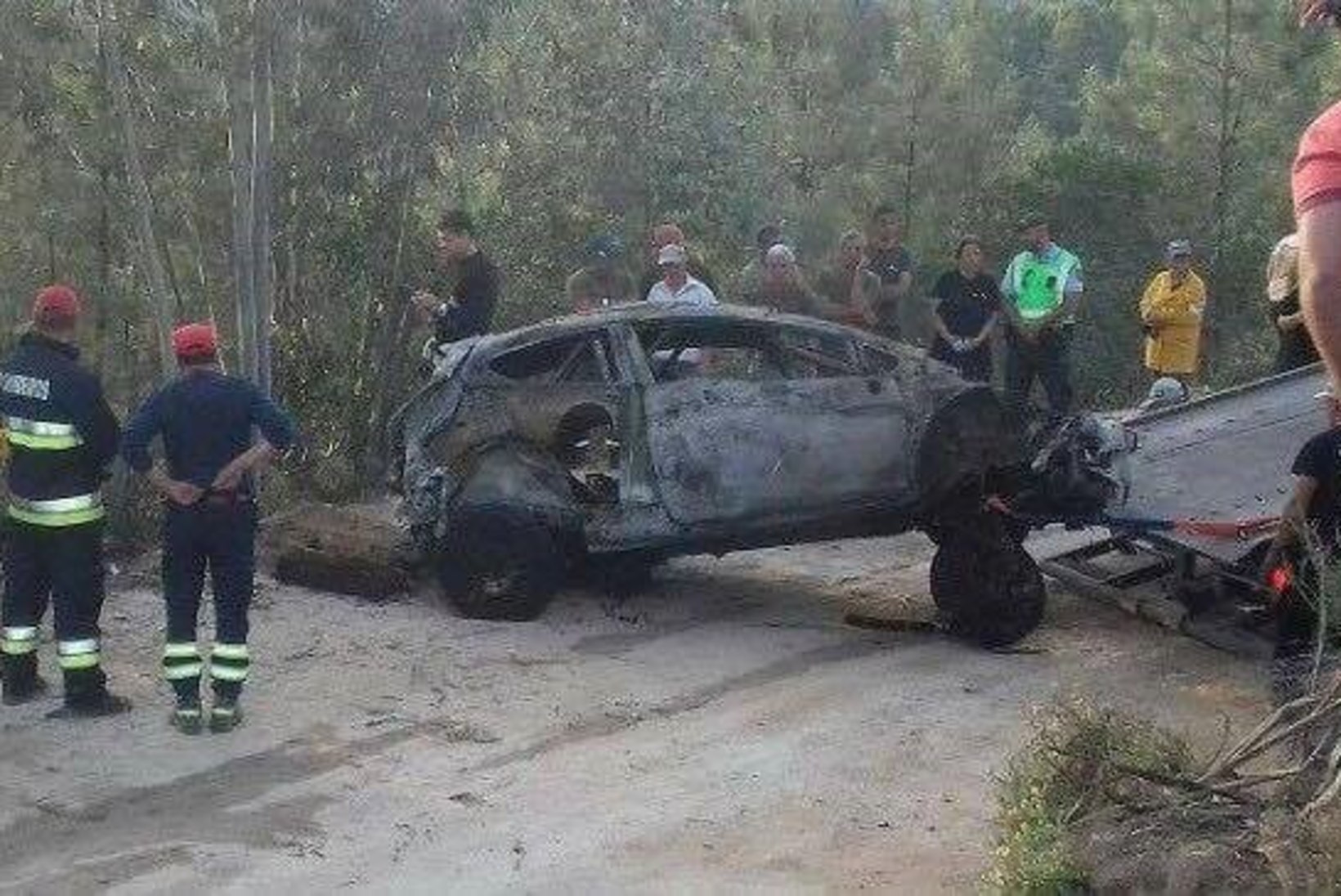 FOTOUUDIS | WRC2 piloodi auto põles pärast rajalt välja sõitu täielikult maha