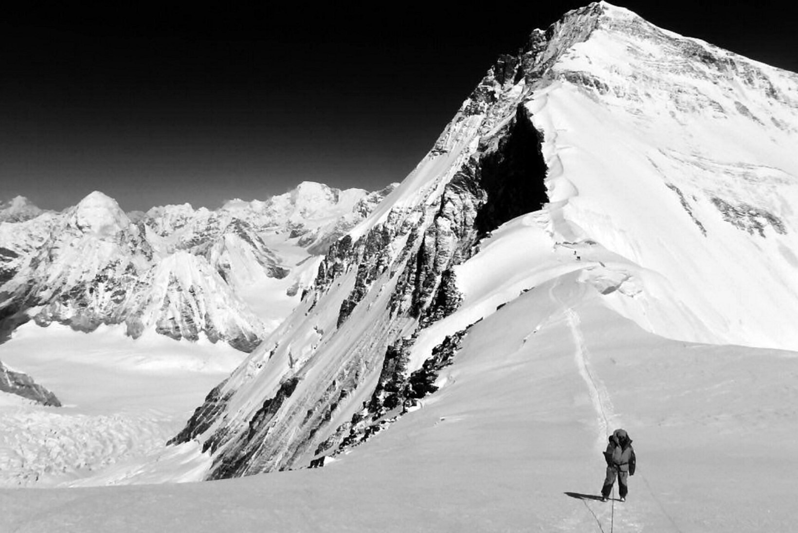 Mount Everestil hukkus kolm mägironijat, üks on jäänud kadunuks