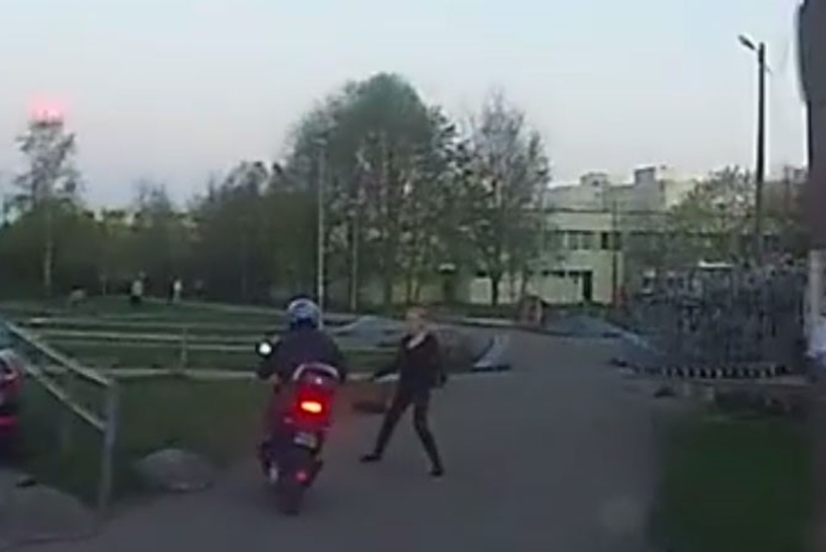 VIDEO | Politsei eest kimanud mopeedijuhi võttis rajalt habras naine