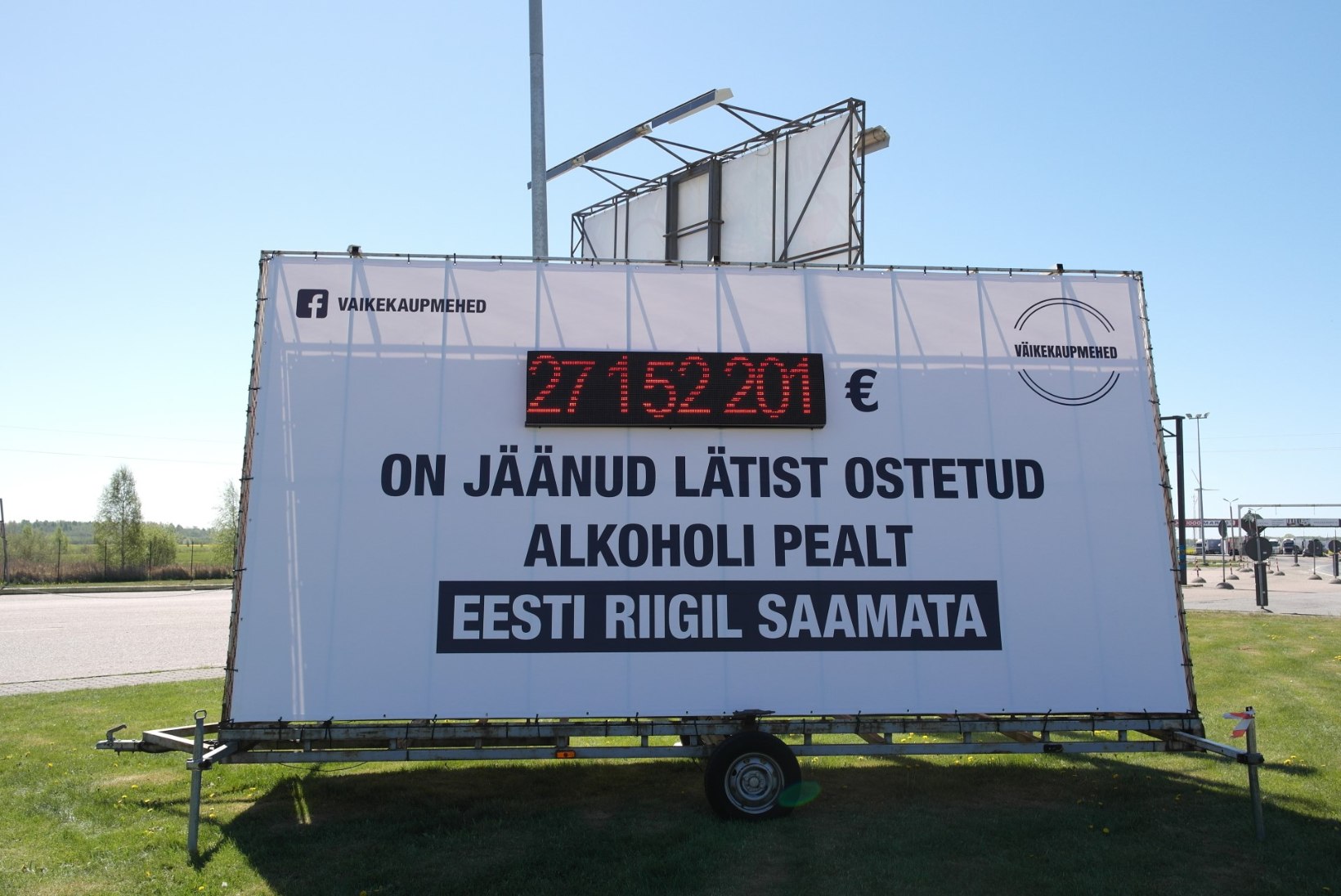 FOTO | Väikekaupmehed loevad piiril Eestist Lätti viidavat maksuraha