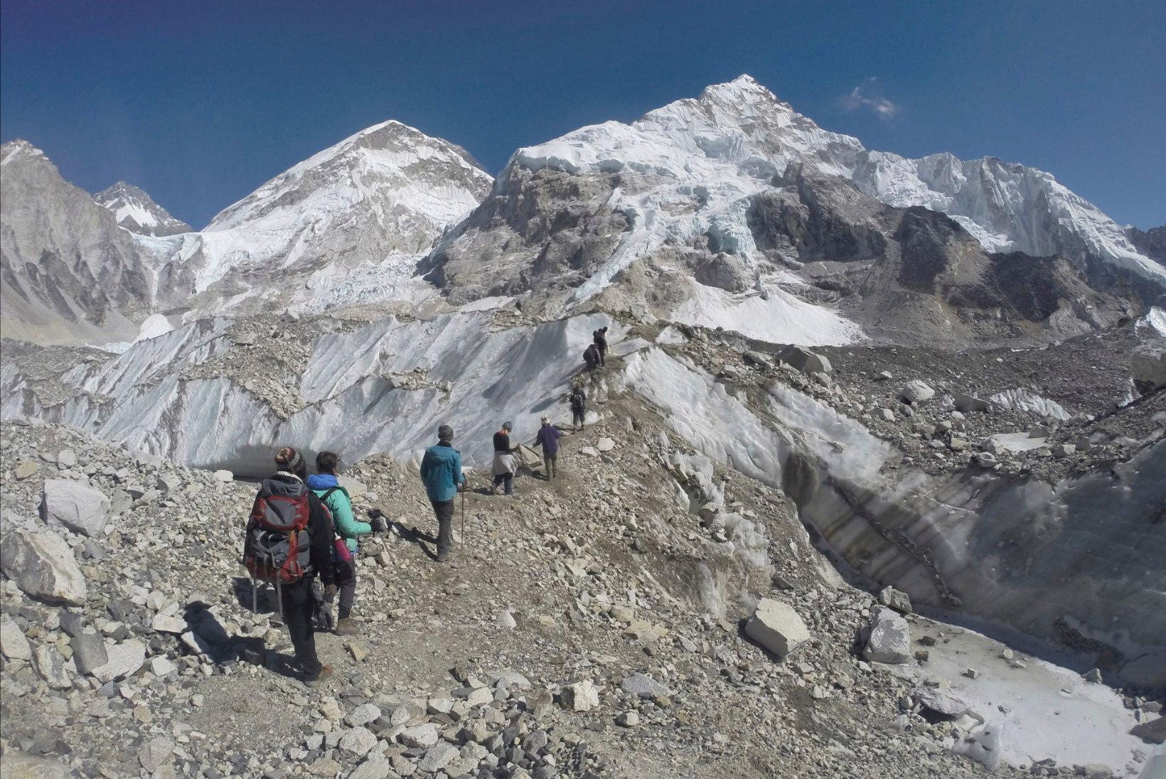 Must hooaeg maailma kõrgeimal tipul jätkub: Mount Everestil leiti telgist nelja inimese surnukehad
