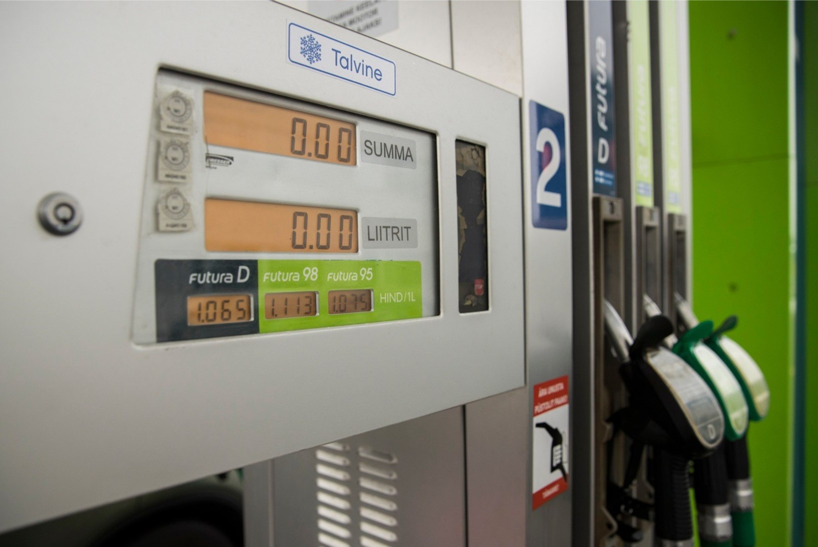 HINNAPOMM: Neste laskis kütuse hulgihinna tasemele, teised riburada järel