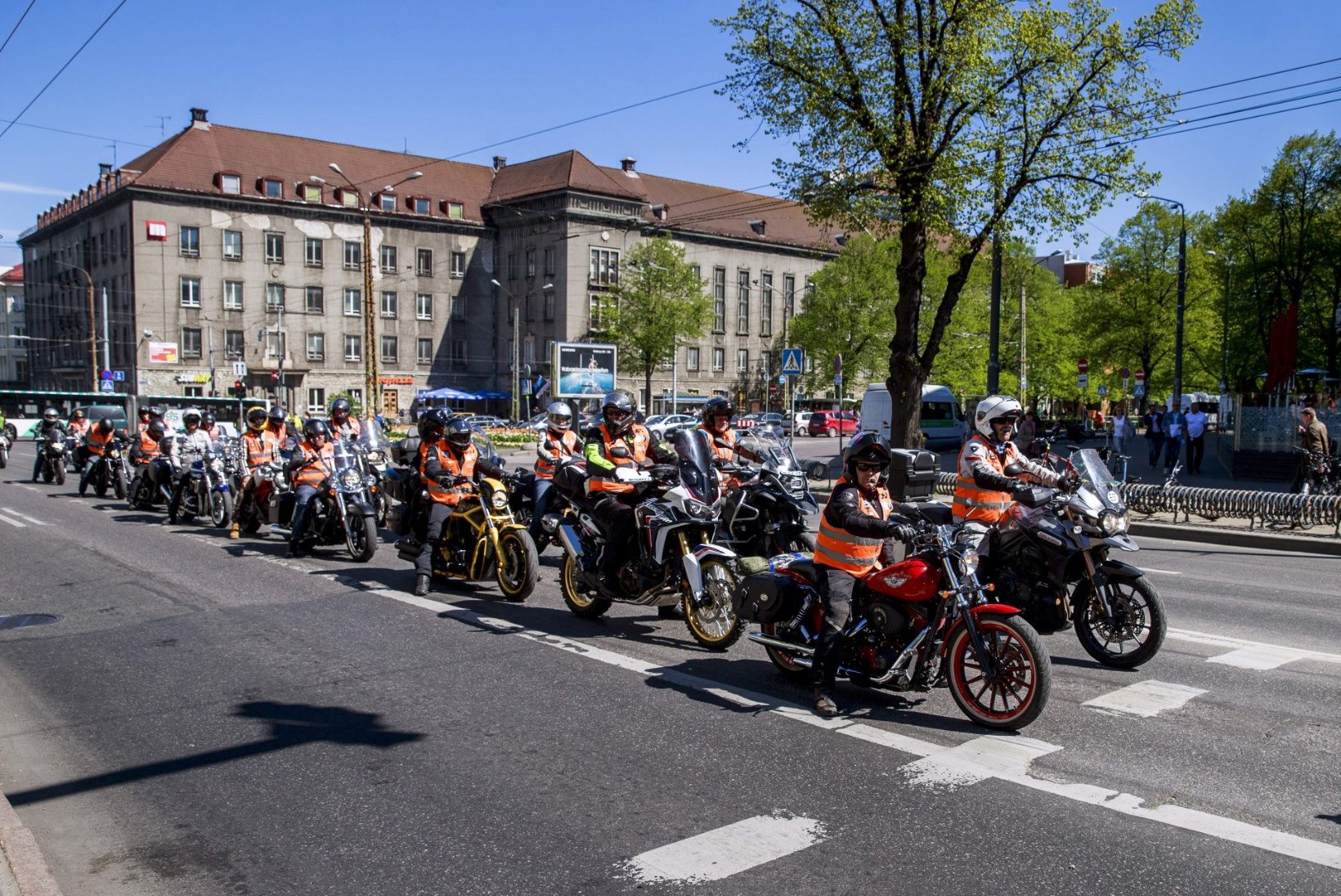 Kultuuriinimeste mototeraapia: kultuurne Motobande startis Prantsusmaa Alpidesse