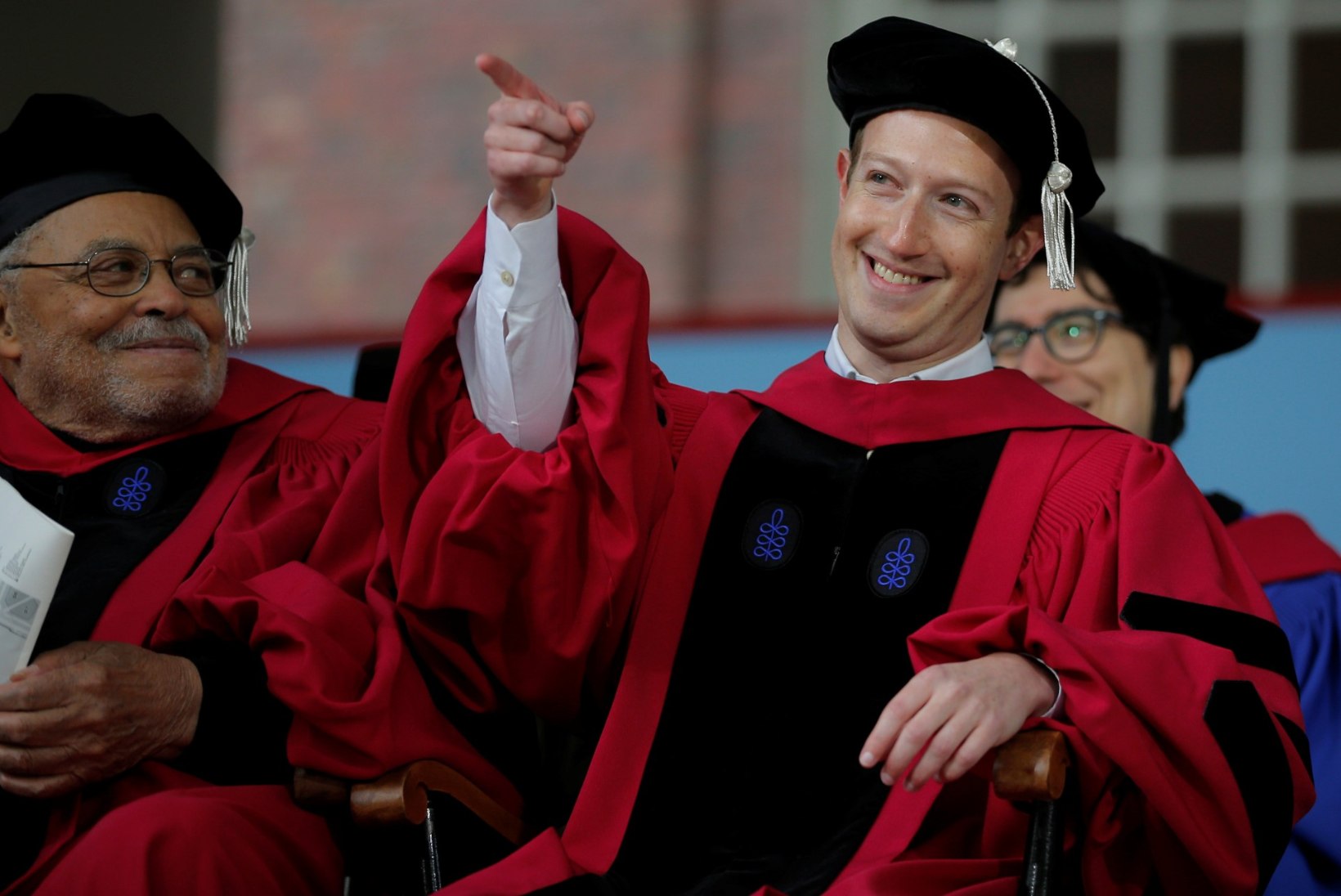 12 aastat tagasi Harvardi pooleli jätnud Mark Zuckerberg sai viimaks diplomi