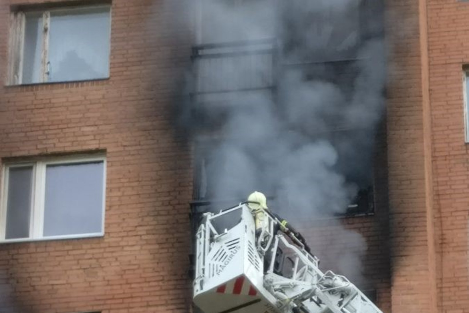 FOTOD ja VIDEOD SÜNDMUSKOHALT | Mustamäel põles korrusmaja korter