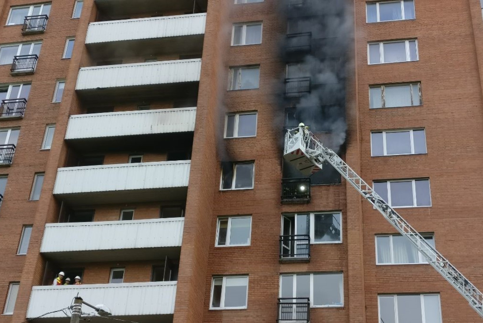 FOTOD ja VIDEOD SÜNDMUSKOHALT | Mustamäel põles korrusmaja korter