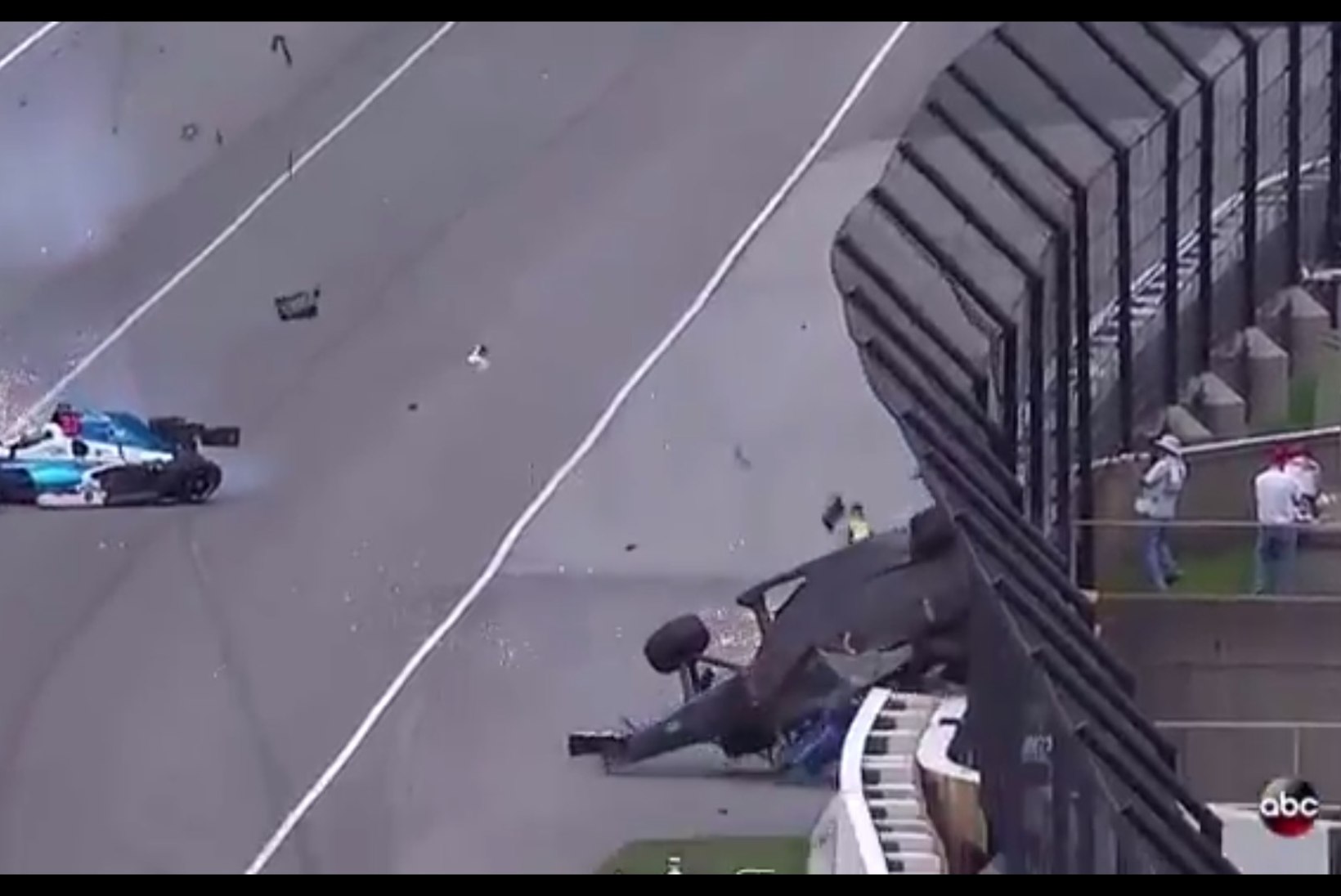 VERDTARRETAV VIDEO | Indy 500 kvalifikatsiooni võitnud piloodi auto murdus rängas avariis pooleks