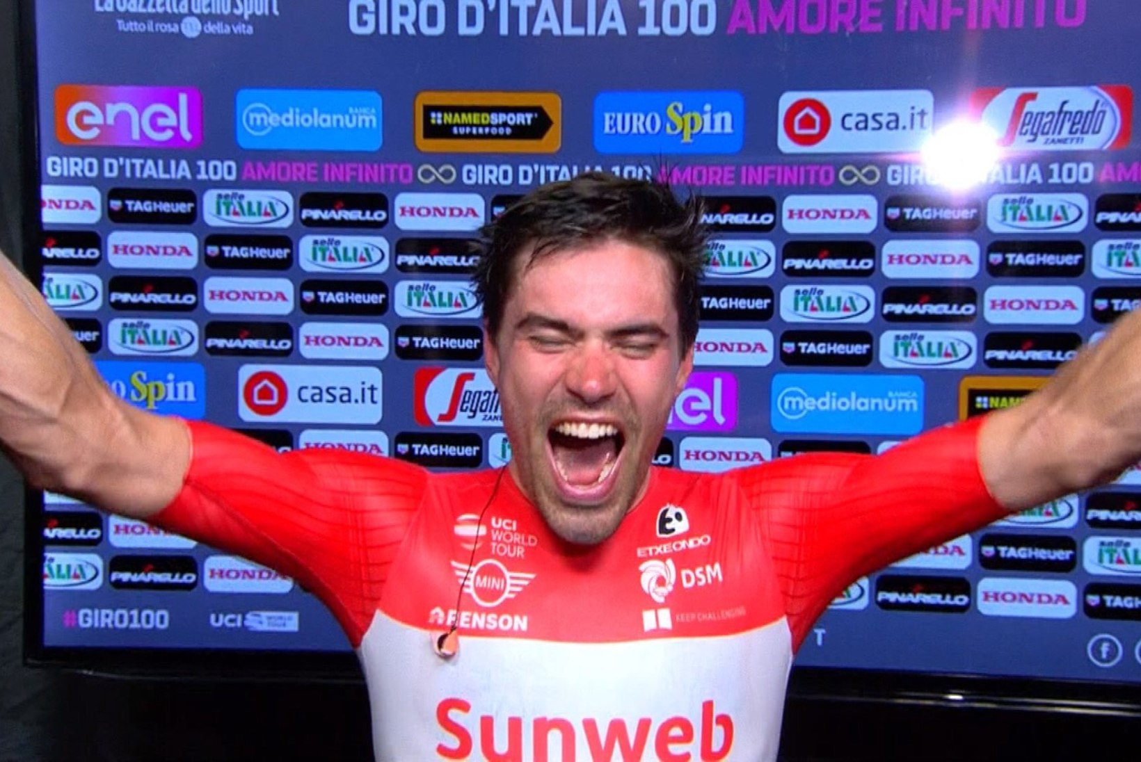 Viimast etappi neljandalt kohalt alustanud Dumoulin tegi Giro d'Italia võitmisega ajalugu