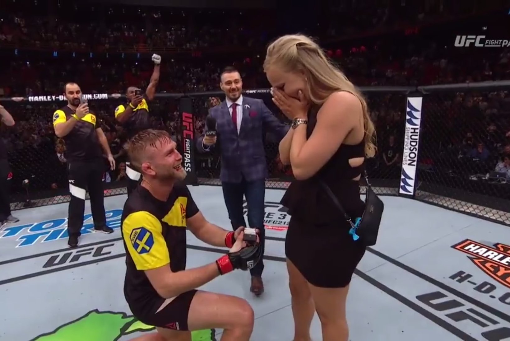 ARMAS VIDEO | Rootsi MMA-staar tegi pärast nokaudiga võitmist tüdruksõbrale abieluettepaneku