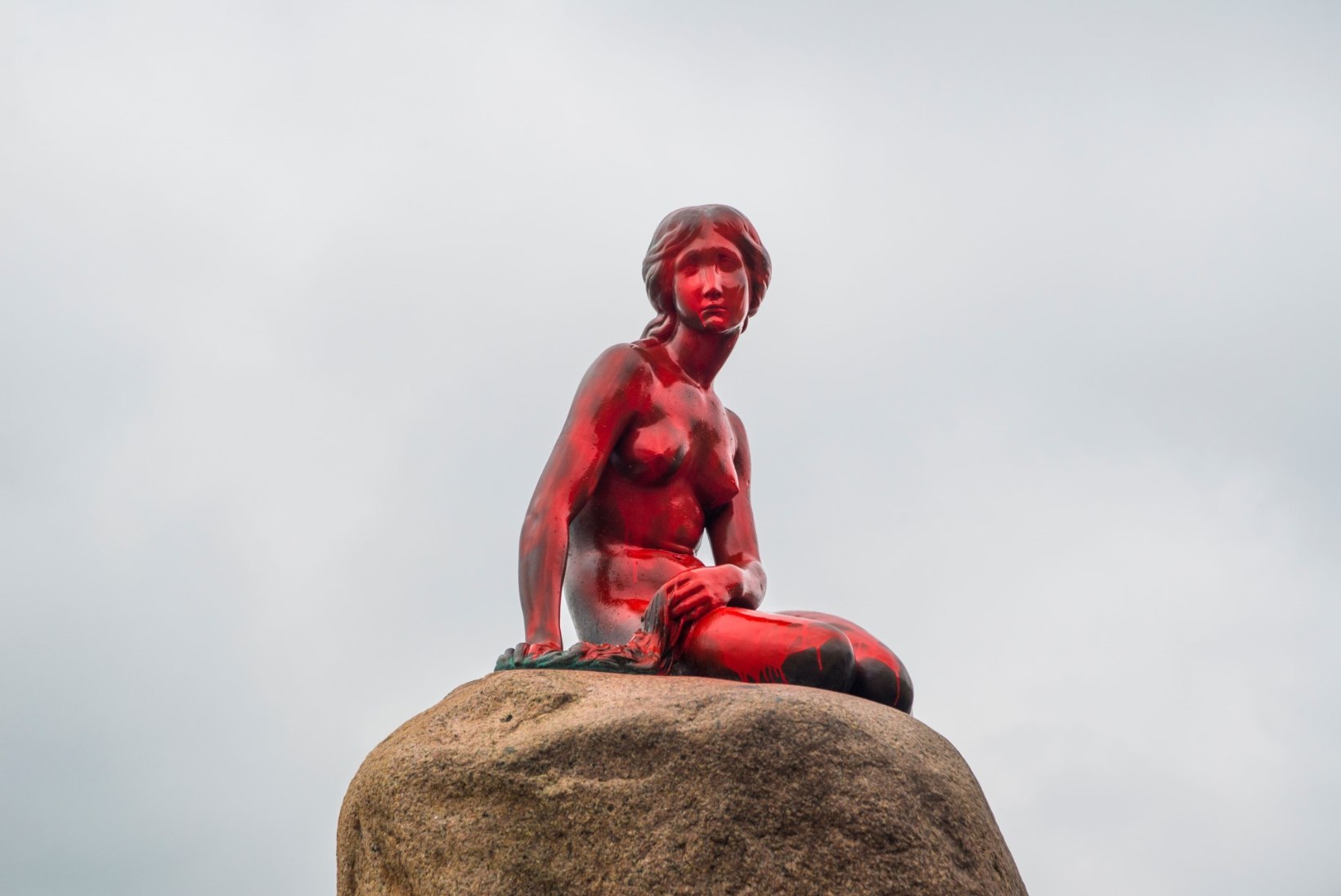 FOTOD | Kopenhaageni kuulus Väike Merineitsi värviti punaseks