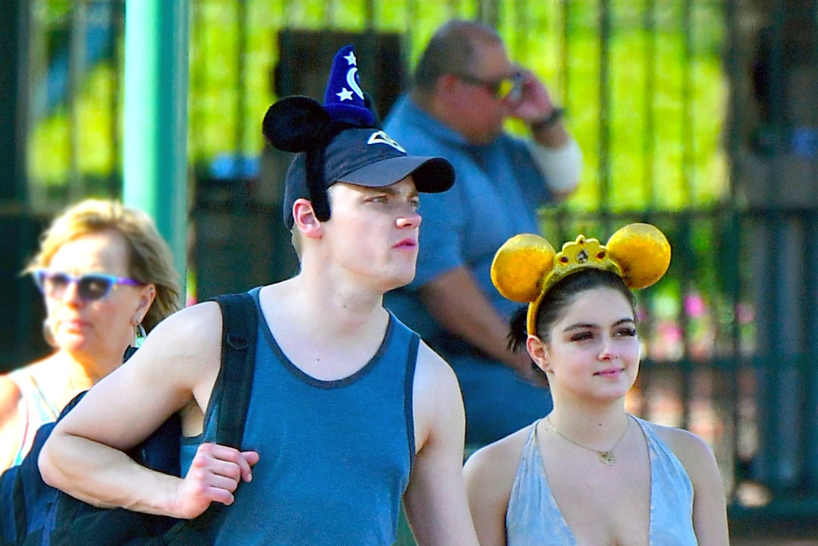Teinitäht vilgutab rindu nii Disneylandis kui "Moodsa perekonna" kokkutulekul
