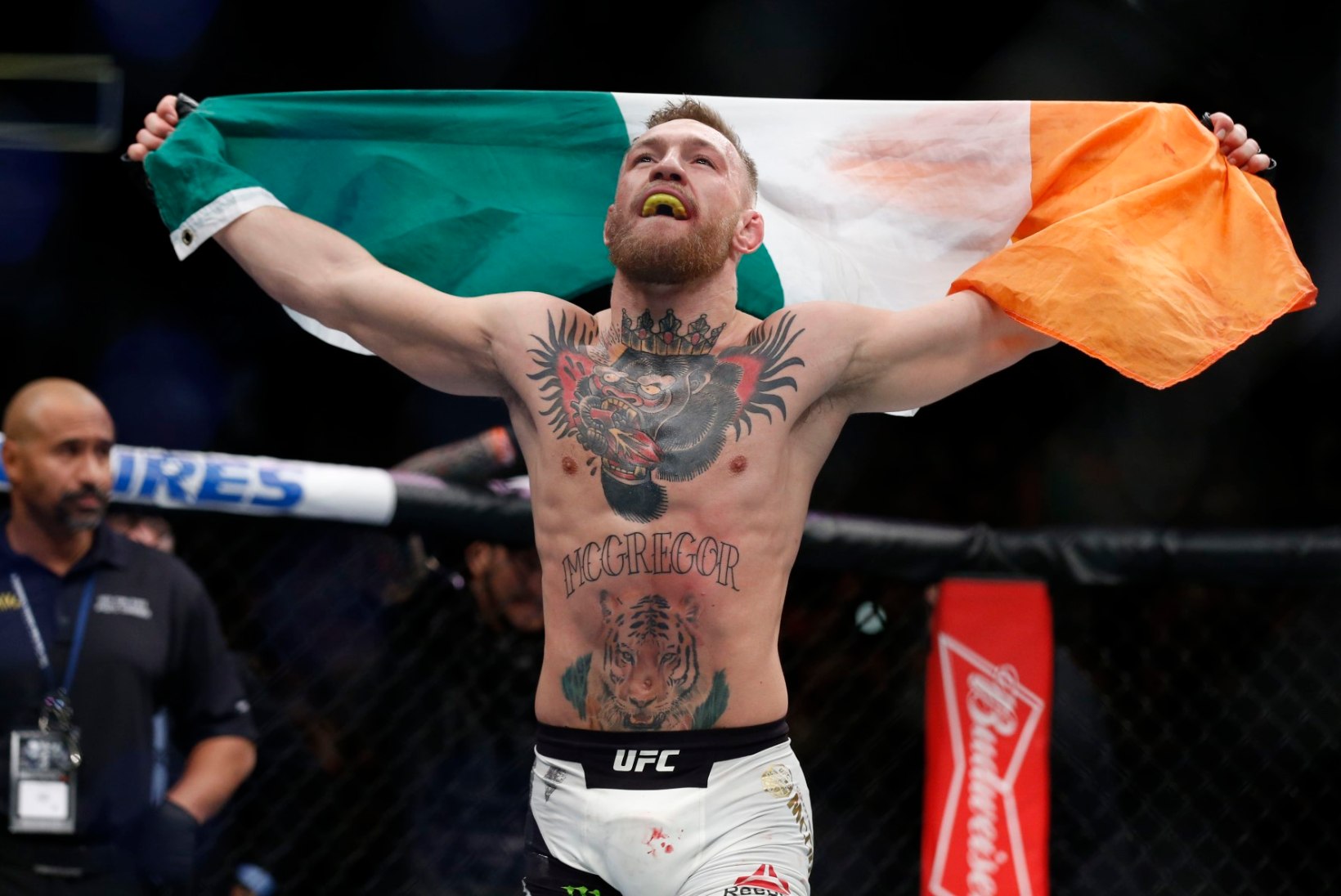 FOTOUUDIS | PALJU ÕNNE! UFC suurim staar Conor McGregor sai isaks! 