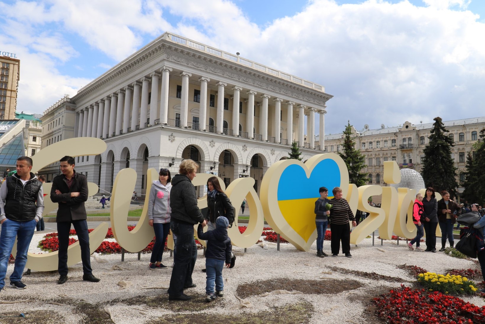 GALERII | Kiievi Iseseisvuse väljaku ümbruses segunevad mälestusüritused ja Eurovision