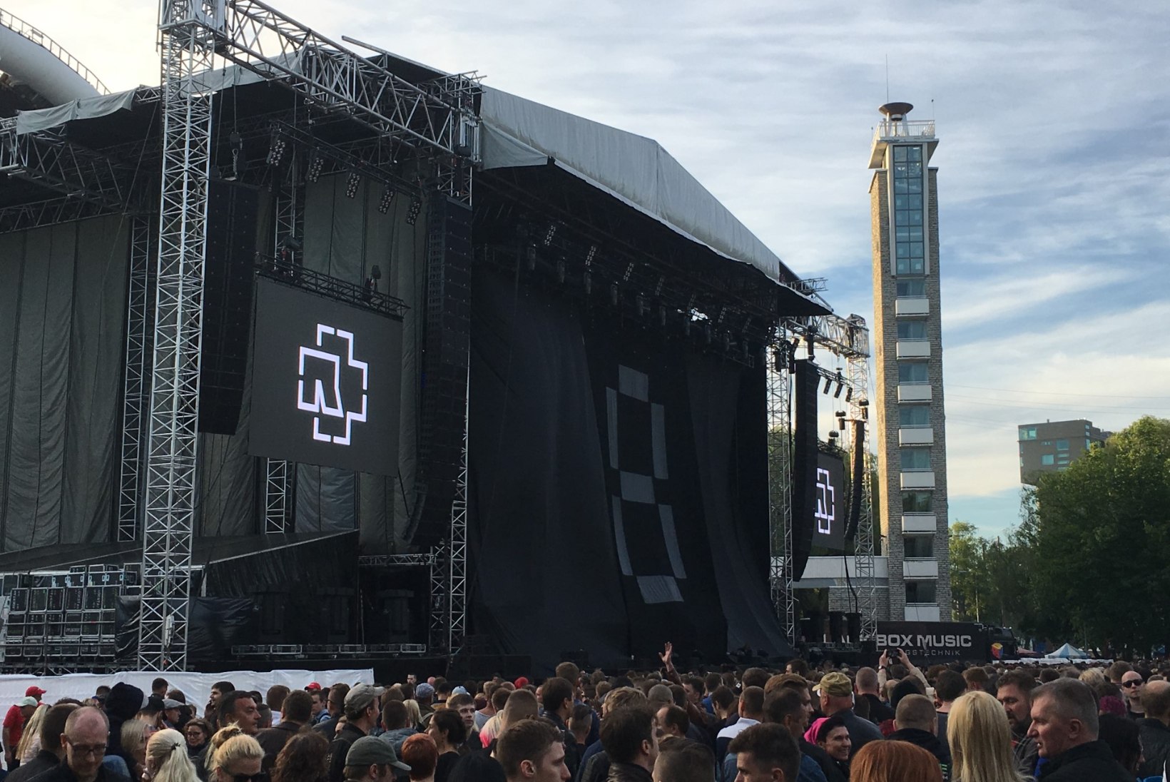 ÕHTULEHE VIDEO | Vaata, kuidas rahvas Rammsteini kontserdilt minema voolas