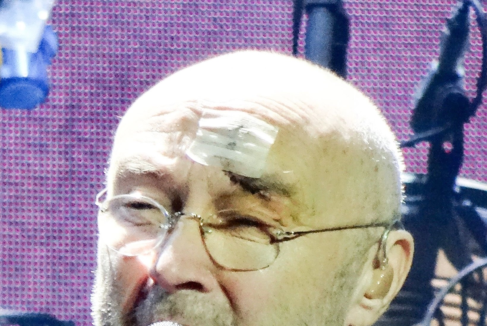 Eelmisel nädalal rängalt kukkunud Phil Collins naasis lavale