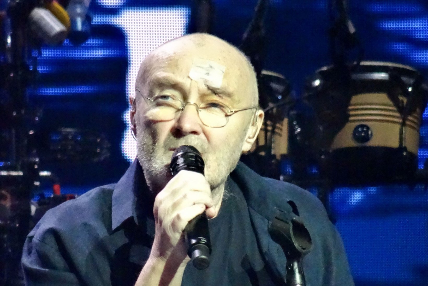 Eelmisel nädalal rängalt kukkunud Phil Collins naasis lavale