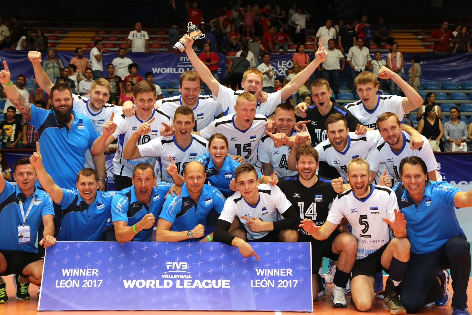 GALERII | Vaata, kuidas Eesti võrkpallikoondis Maailmaliiga võitu tähistab!