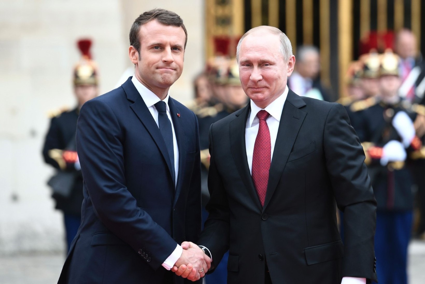 LINK PILDILE | Charlie Hebdo kujutab Macroni Putini kätt hammustava koerana