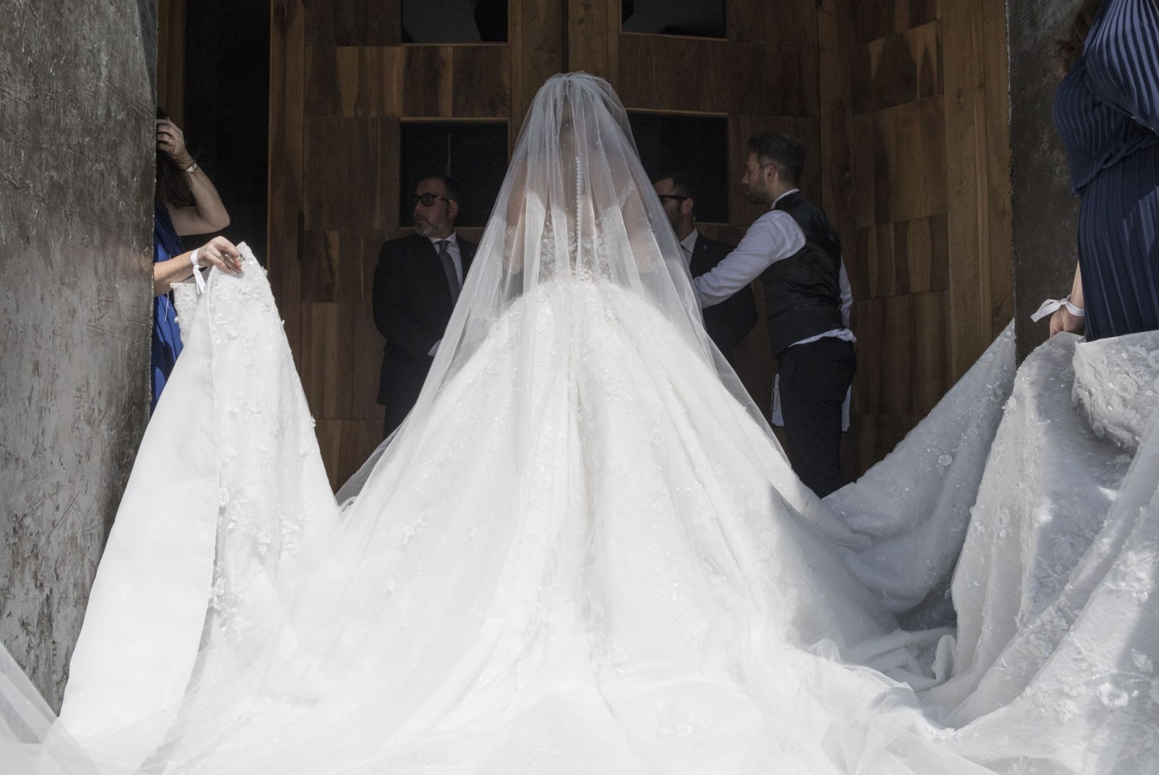 MAAILMA SÄRAVAIM PRUUT! Swarowski pärijanna abiellus 500 000 kristalliga üle külvatud kleidis
