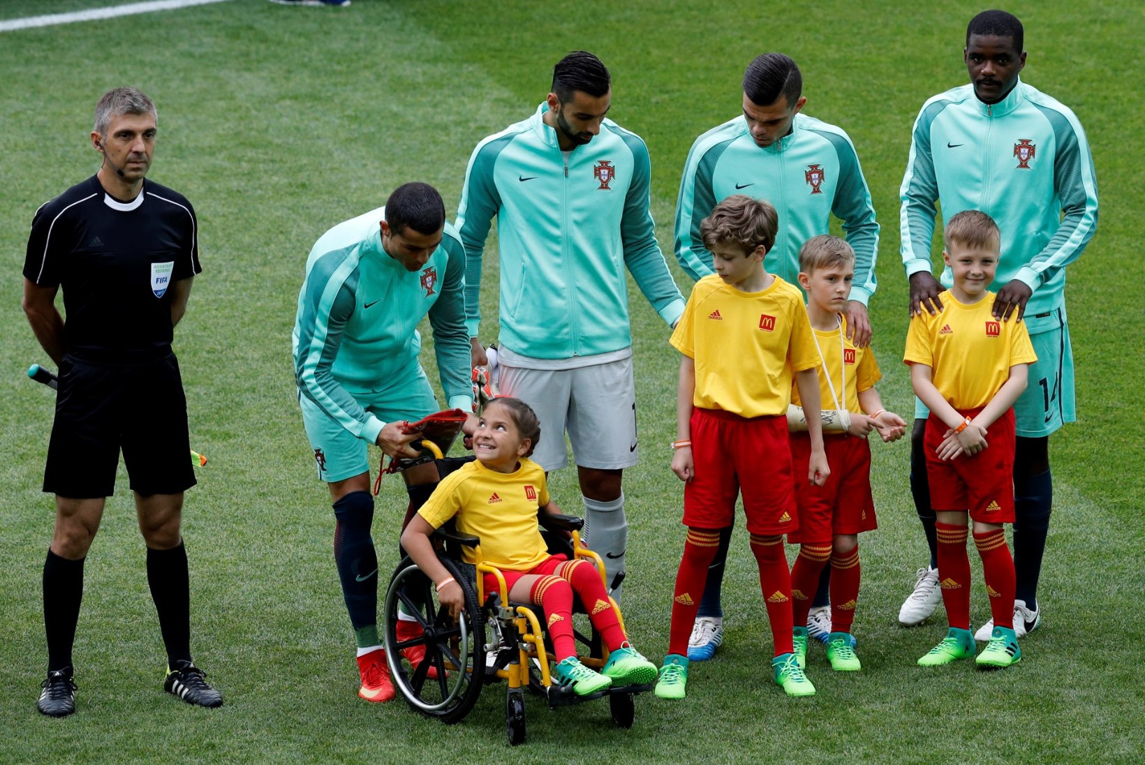 GALERII | Cristiano Ronaldo kurvastas kõiki Venemaa kodanikke peale ühe ratastoolis tüdruku