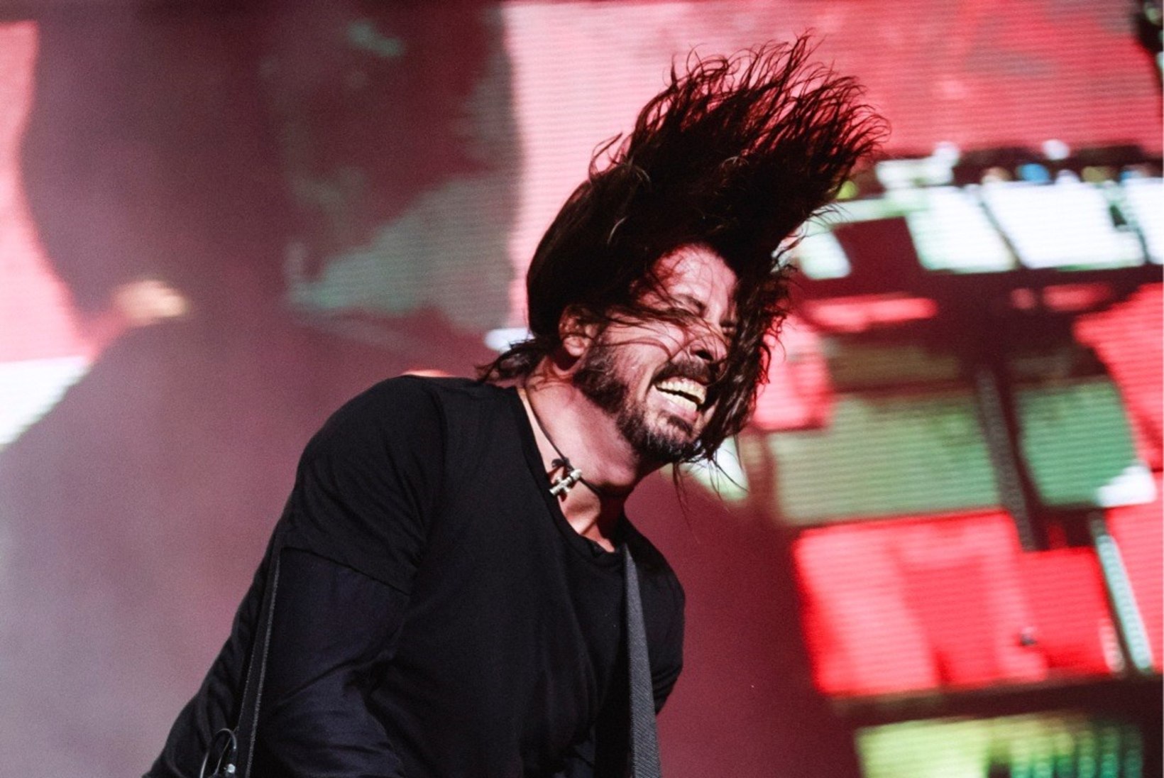 MEELEOLUKAS GALERII | KOLM TUNDI MÖLLU: väsimatu Foo Fighters pani Riias publiku vastupidavuse proovile