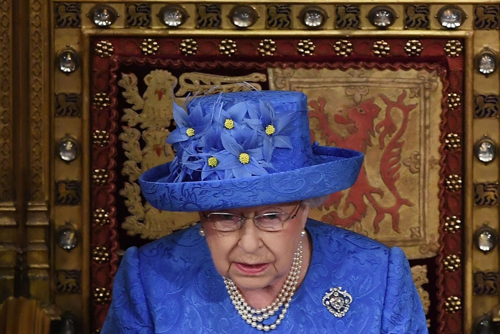 Kas kuninganna kübar meenutab euroliidu lippu?