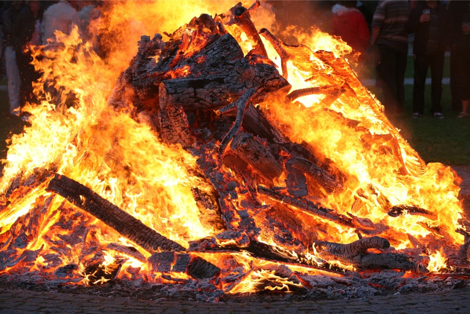 ÄRA MÜRGITA END JAANITULEGA: Jäätmete põletamine lõkkes mürgitab tervist ja keskkonda