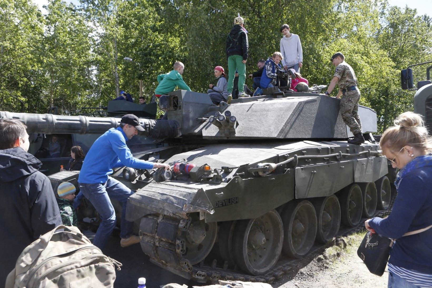 SUUR VÕIDUPÜHA GALERII | Julgemad said maakaitsepäeval ka tanki katsuda