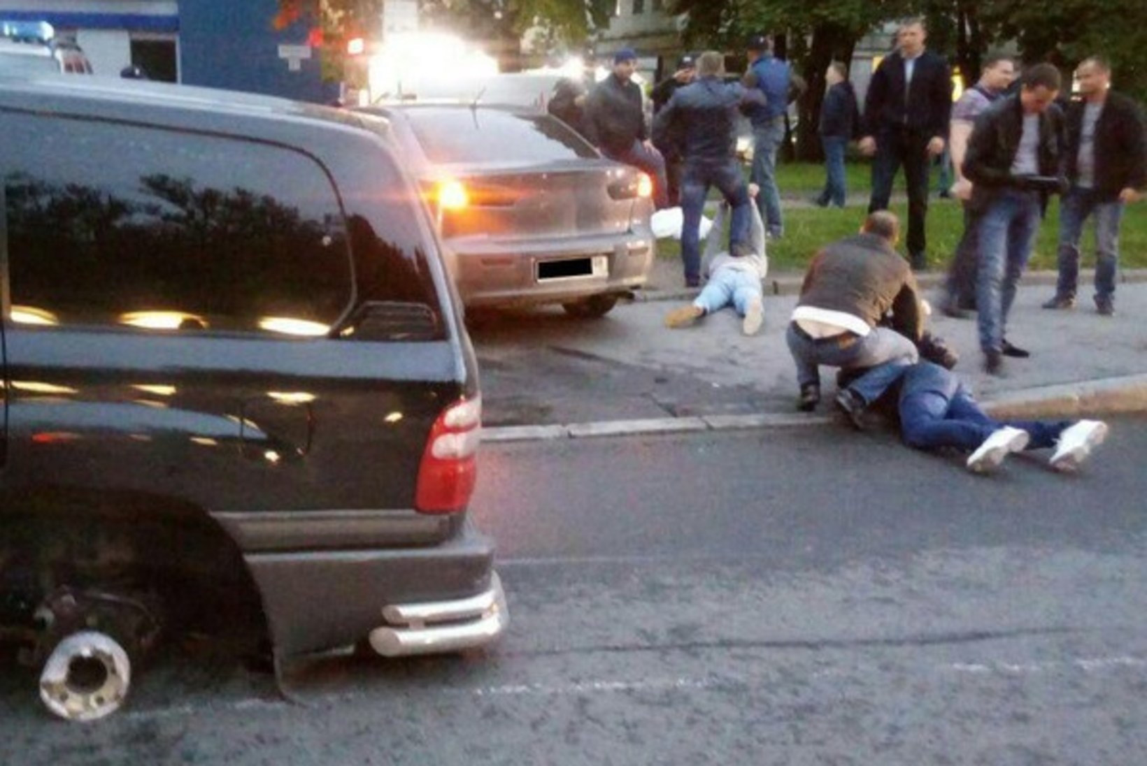 VIDEO ja FOTO | Pikk pagemine soomusautoga päädis Narva narkoärikast poksijale arestiga Piiteris