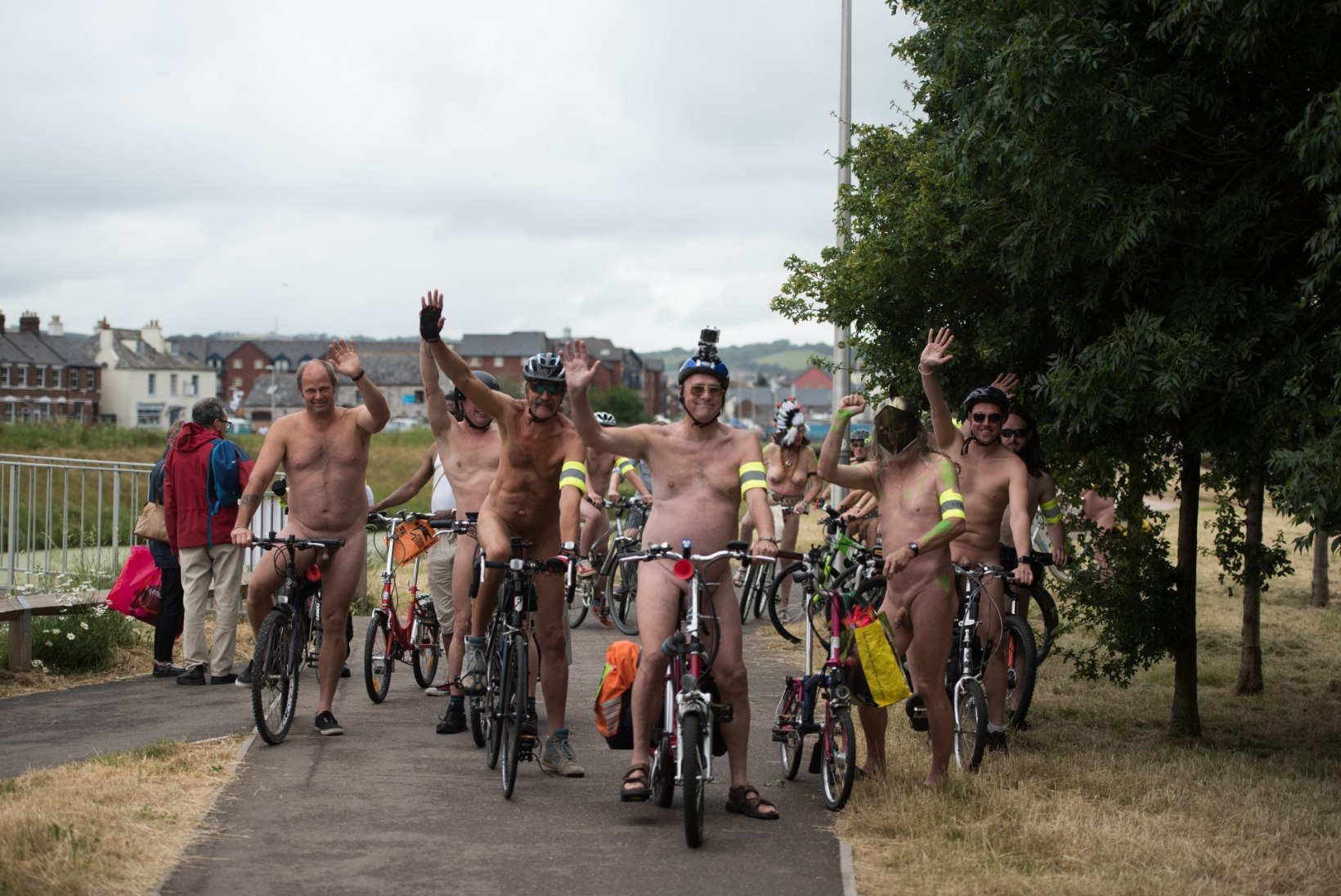 VALLATUD FOTOD | Britid hüppasid jalgratta selga aadamaülikonnas