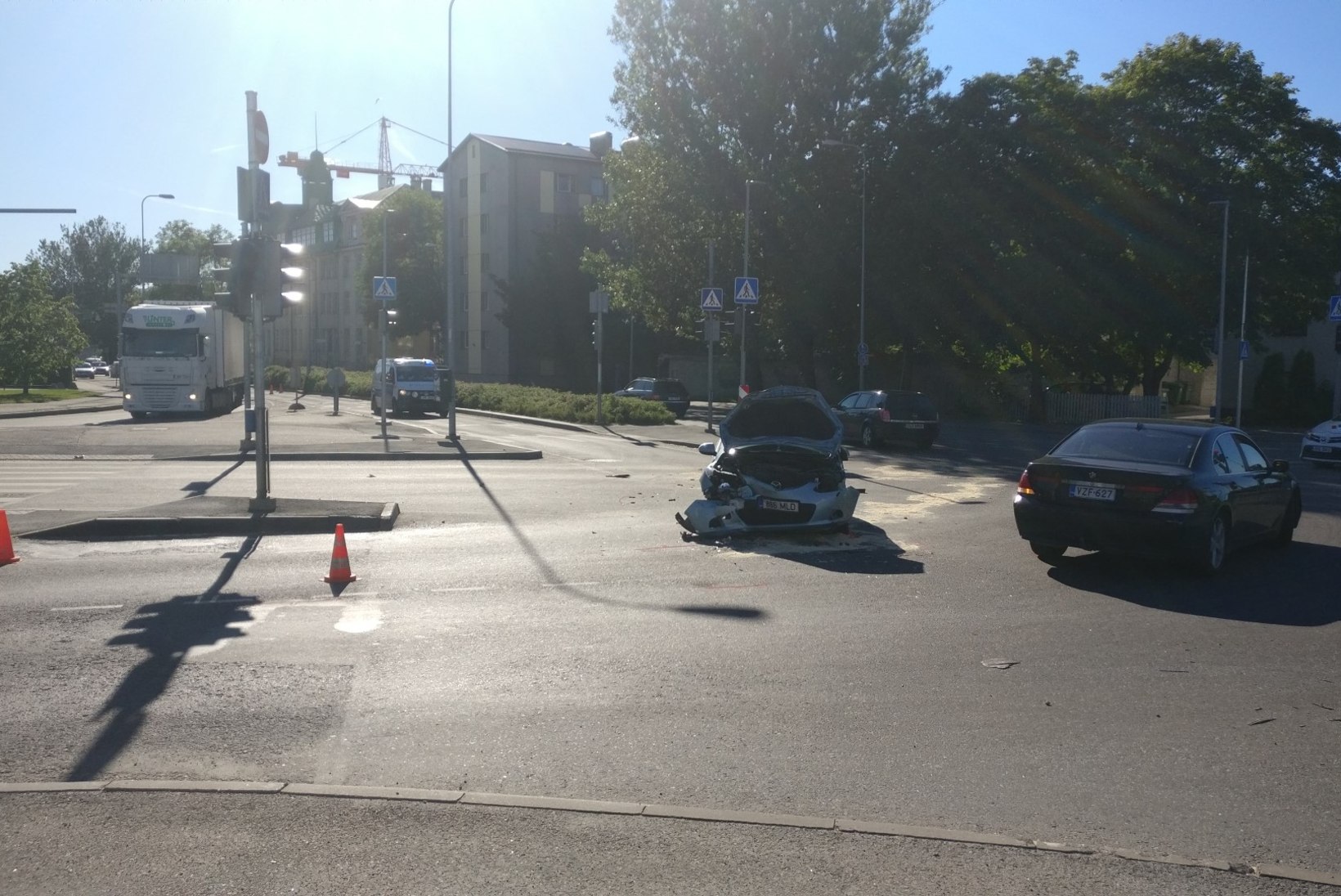 FOTOD | Lapseootel naine sattus Tuukri tänaval liiklusõnnetusse