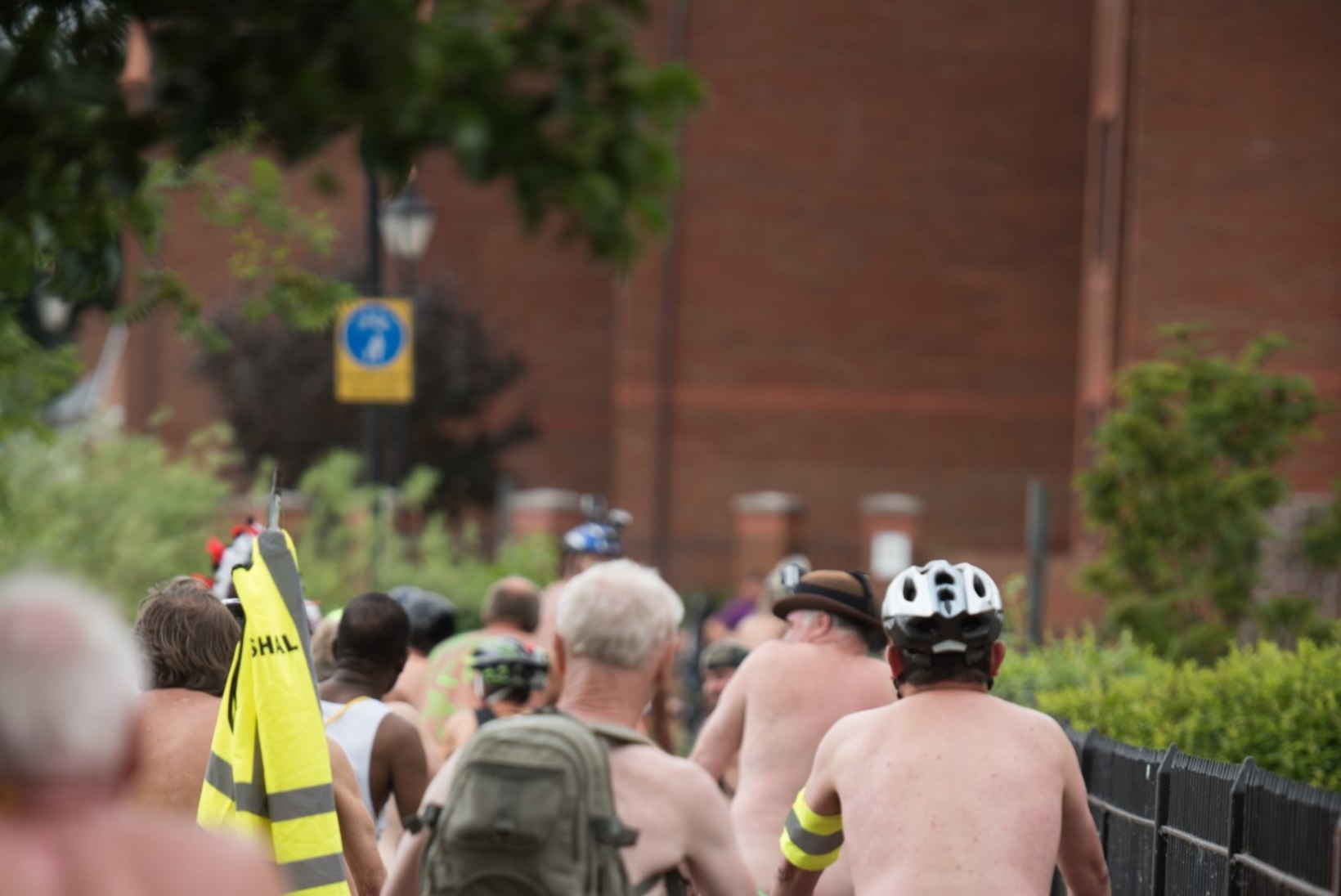VALLATUD FOTOD | Britid hüppasid jalgratta selga aadamaülikonnas