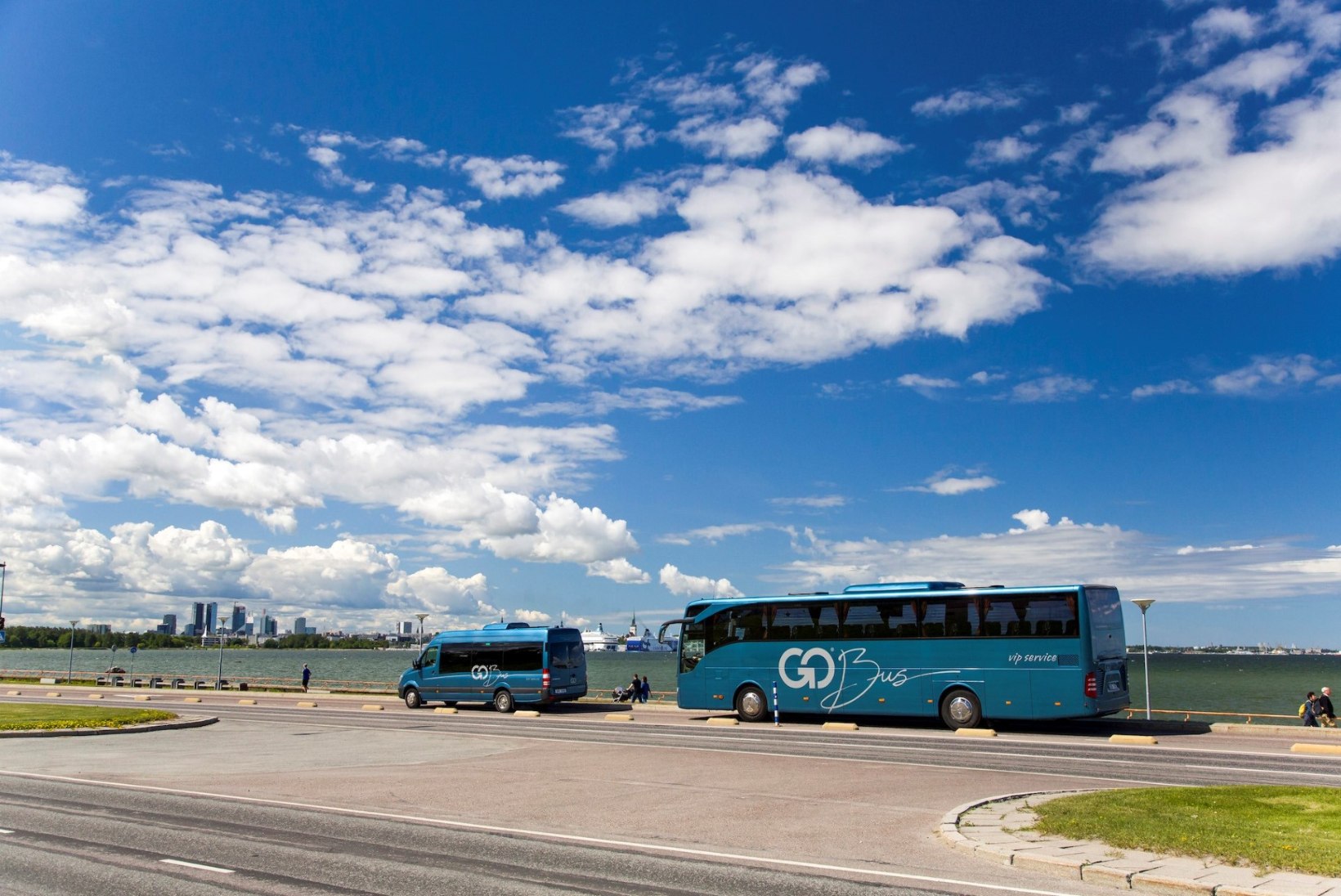 Eesistumise ajal sõidutatavad väliskülalisi eriväljaõppega bussijuhid