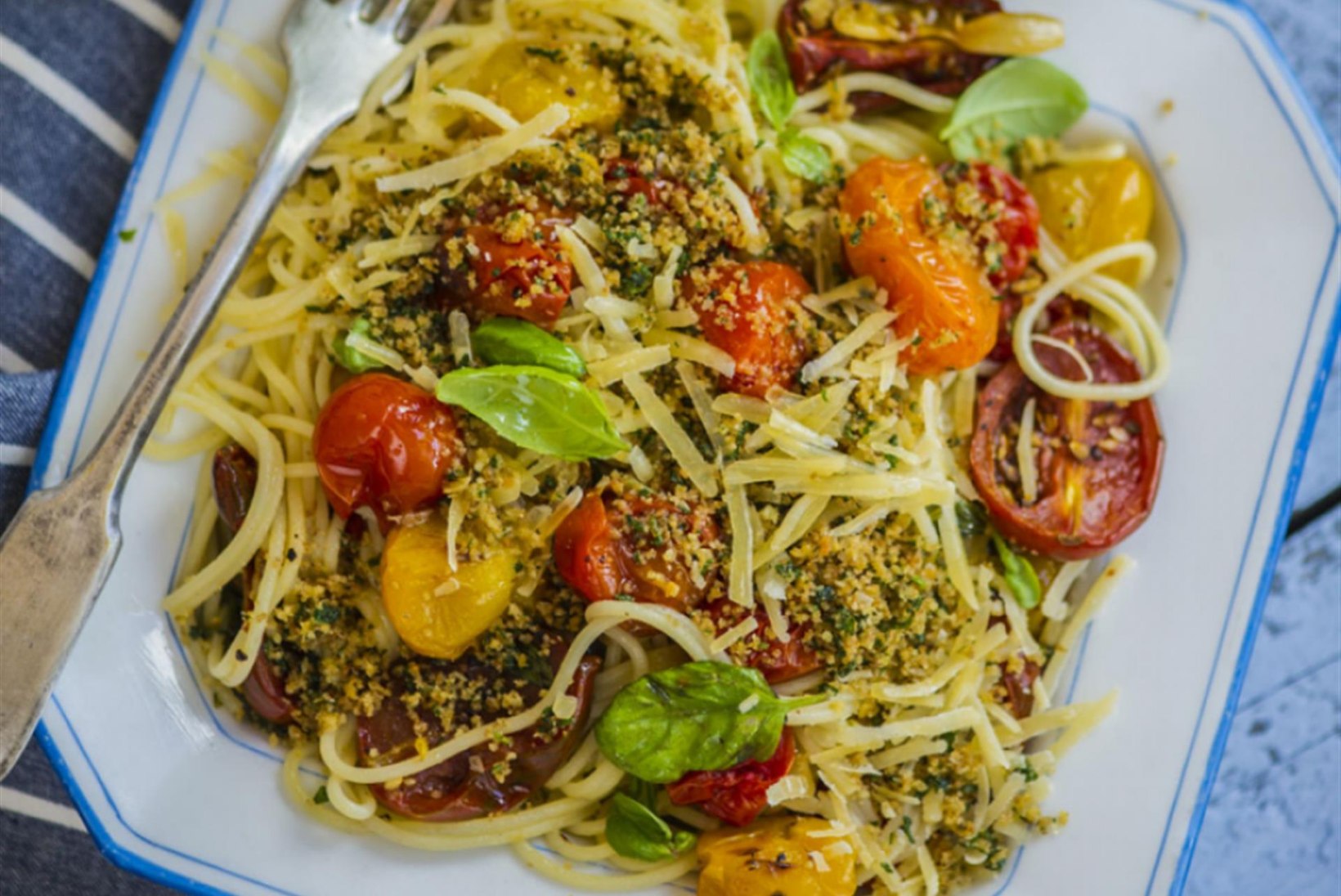 Röstitud tomatite ja basiilikuga spagetiroog koos krõbeda küüslauguse riivsaiaga