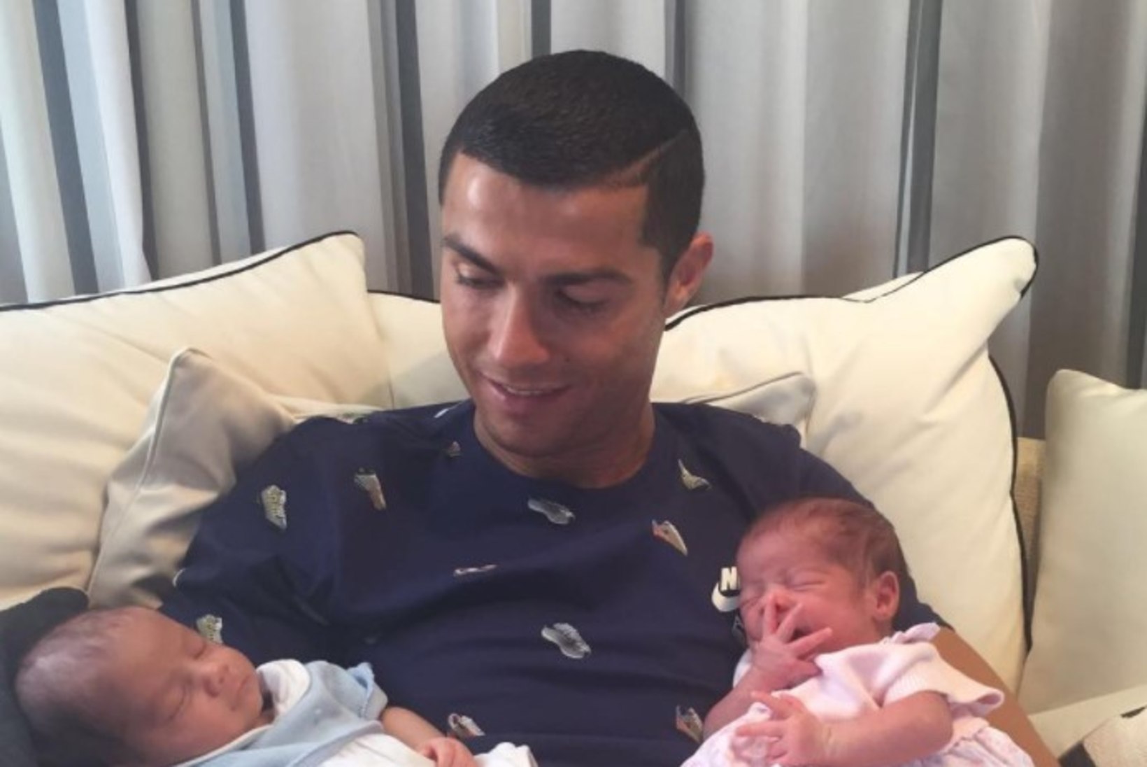 NUNNUMEETER PÕHJAS! FOTO | Cristiano Ronaldo poseerib koos oma imearmsate kaksikutega