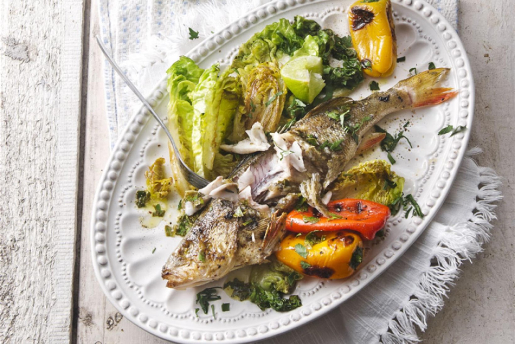 Tervena grillitud kala ja rooma salat