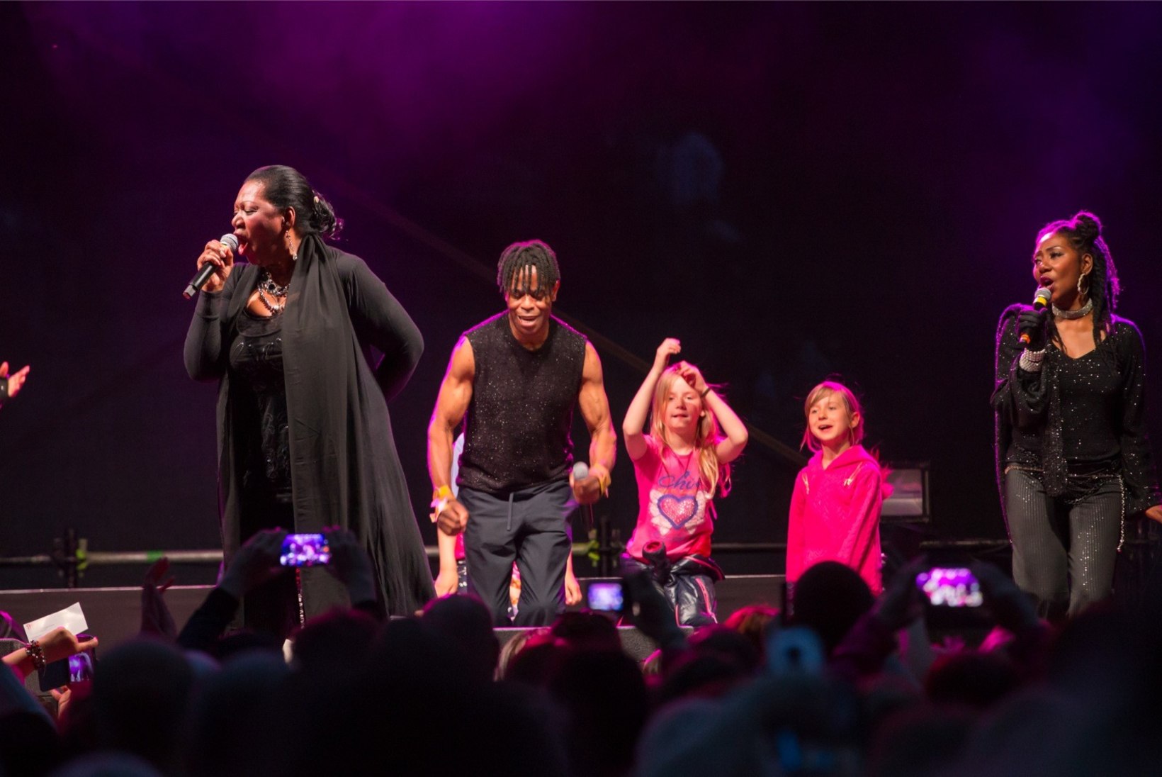 GALERII | Diskobändi Boney M liider Liz Mitchell meelitas lavale trobikonna täisjõus mehepoegi