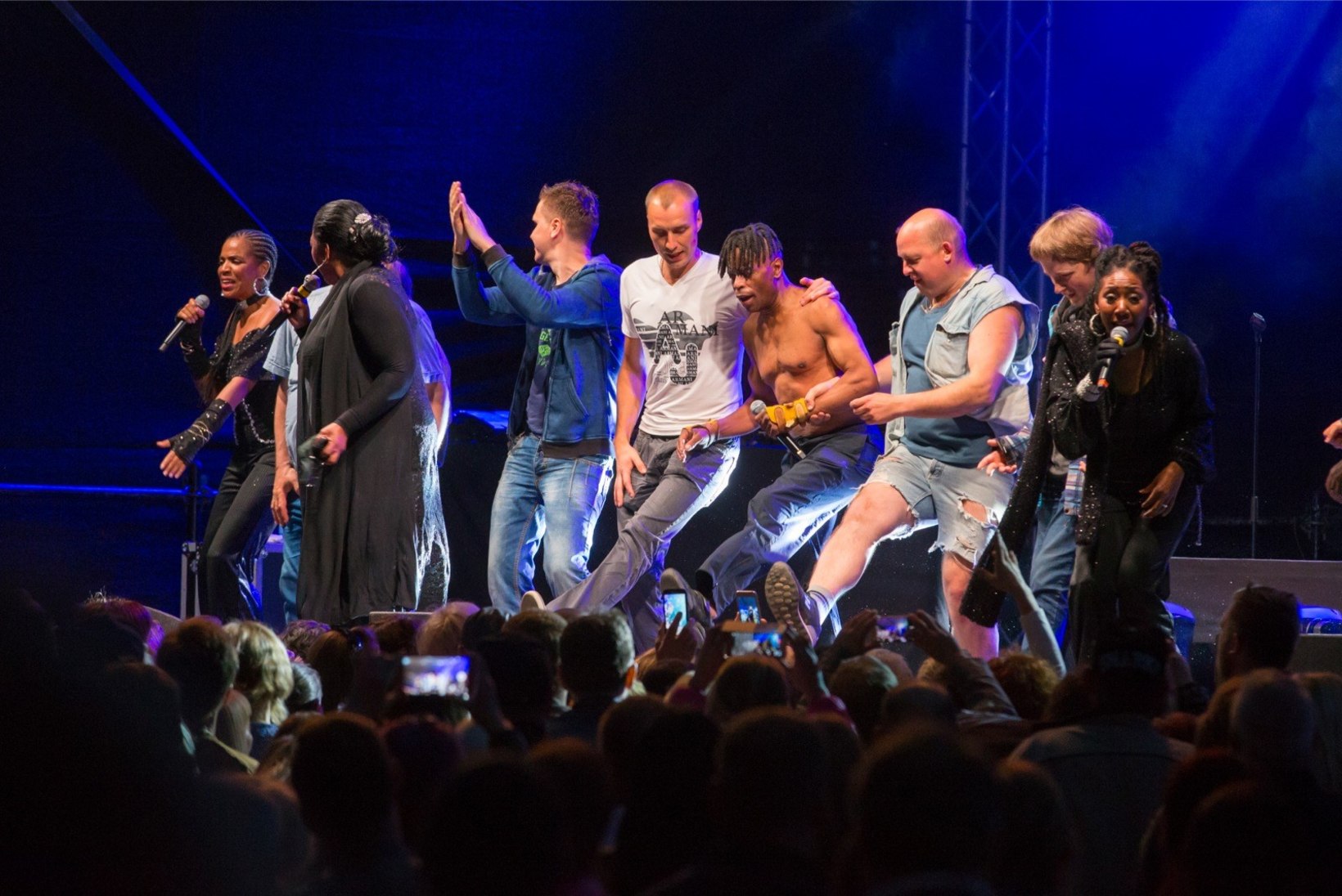 GALERII | Diskobändi Boney M liider Liz Mitchell meelitas lavale trobikonna täisjõus mehepoegi