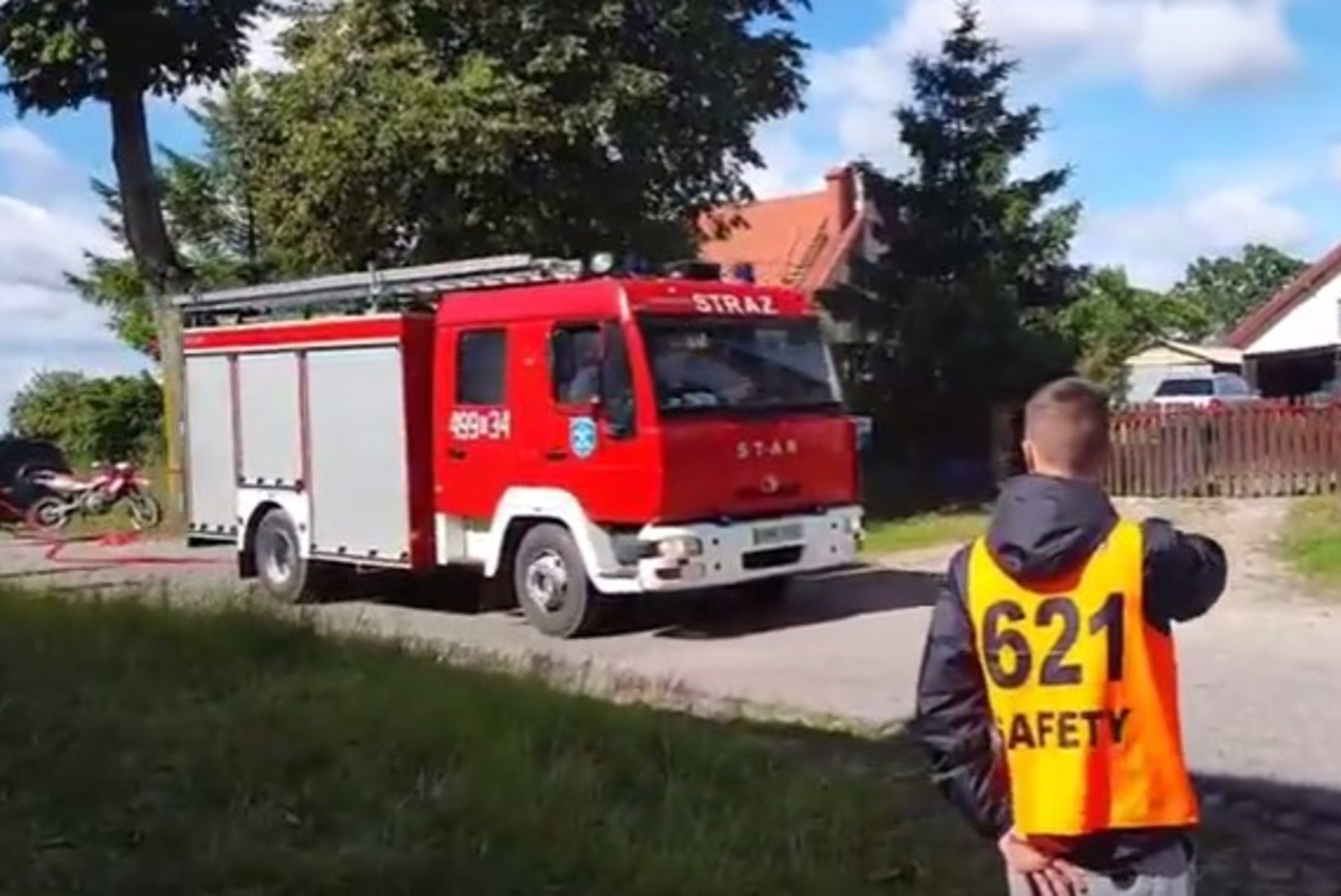 VIDEO | Täielik korralagedus Poola rallil - ime, et päästeauto rallimasinaga kokku ei põrganud!