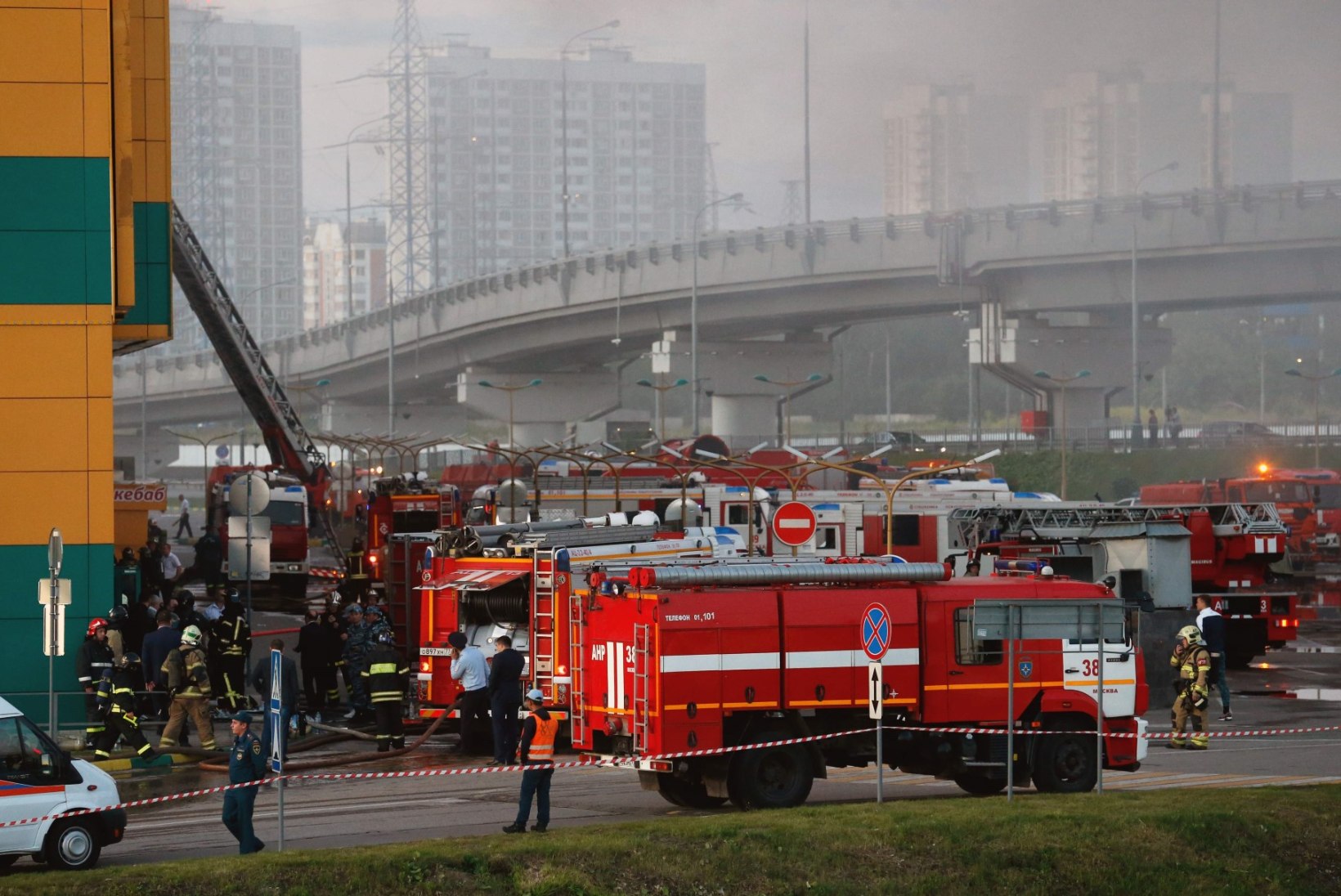 FOTOD JA VIDEOD | Moskva ostukeskuses puhkes tulekahju, viga sai 14 inimest