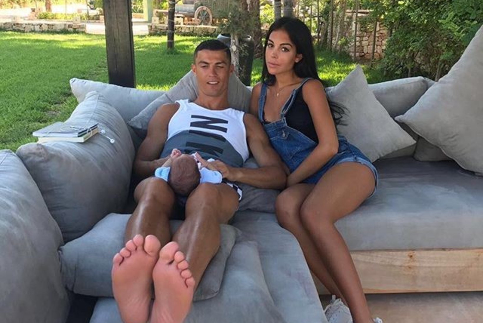 NUNNU FOTO | Cristiano Ronaldo veedab aega oma imearmsa lapse ja ülikuuma tüdruksõbraga 