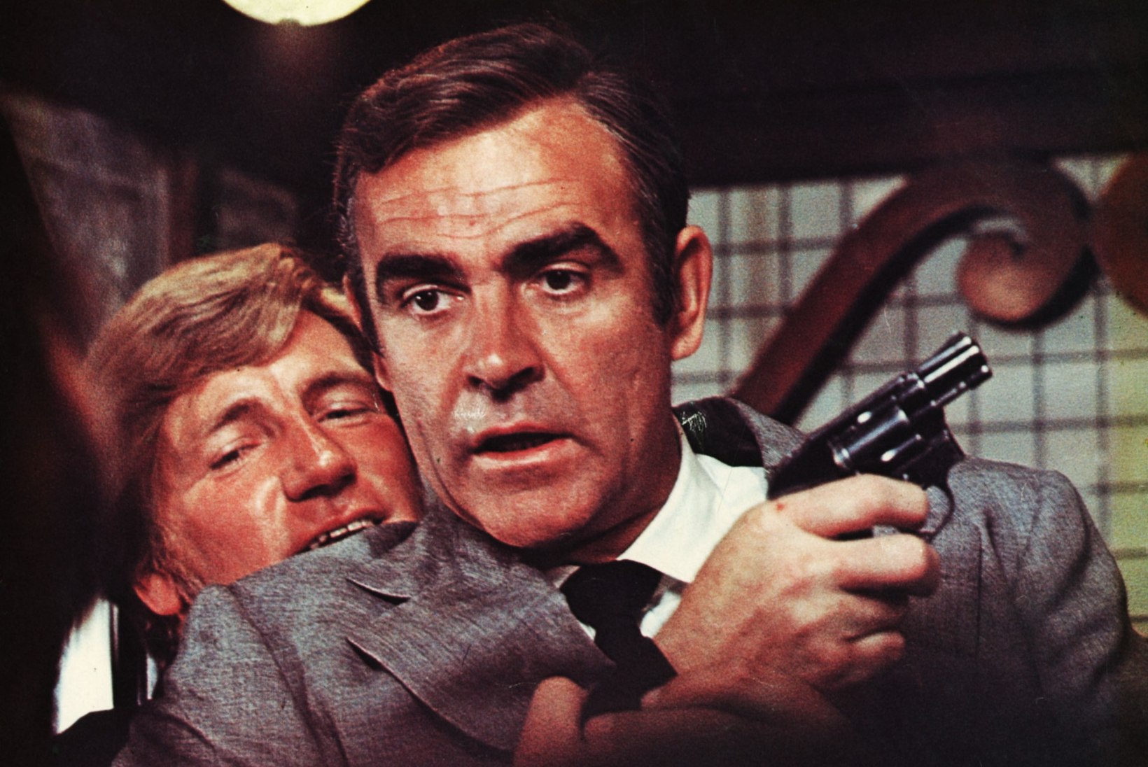 Suri James Bondiga liftis madistanud maadlustšempion
