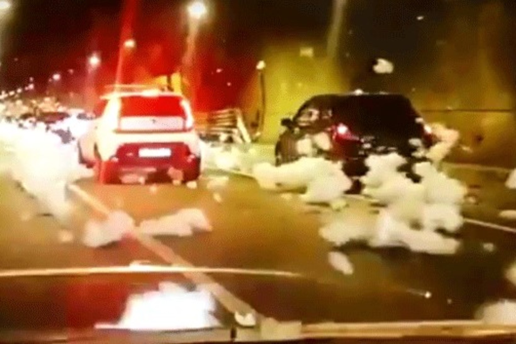 VIDEO | OOTAMATU VAHUPIDU: Moskva autotunnel kattus tuletõrjevahuga