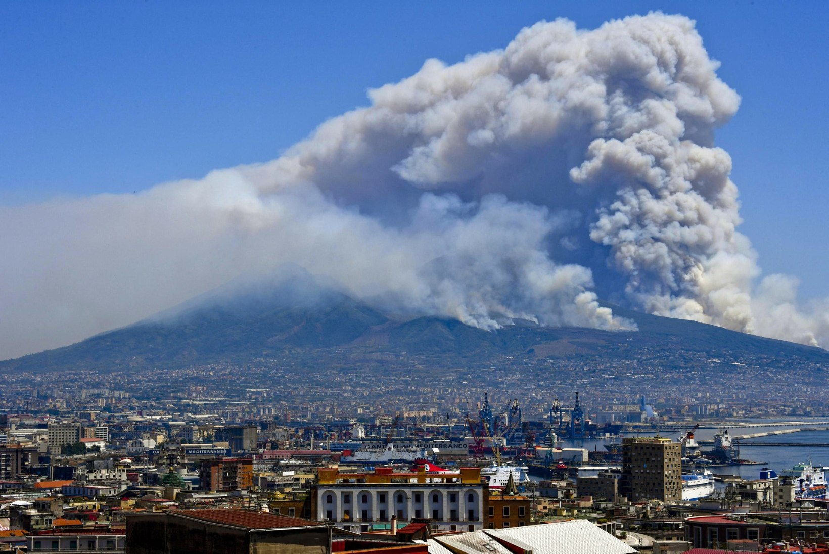 Napoli külje all põleb Vesuuvi vulkaan