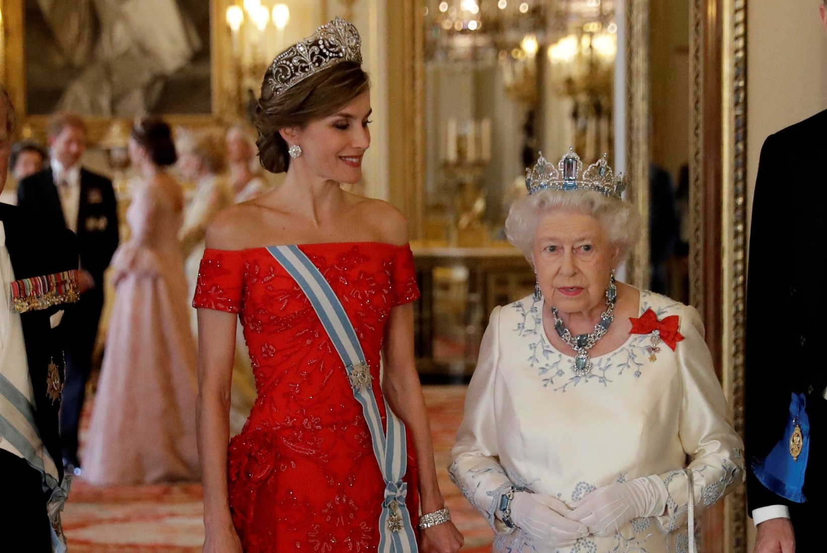 Kate Middletoni ootamatult riskantne dekoltee paljastas tema rinnad