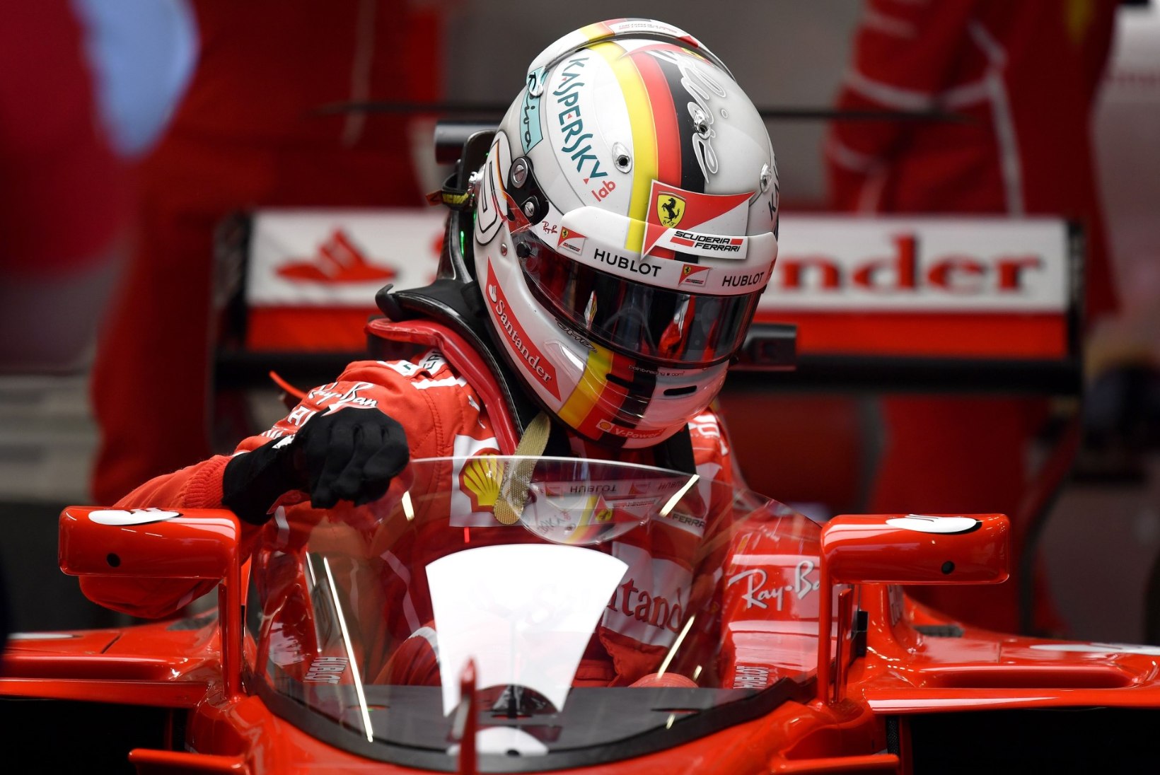 FOTOUUDIS | Ferrari katsetab Suurbritannias uutmoodi kaitsekilpi
